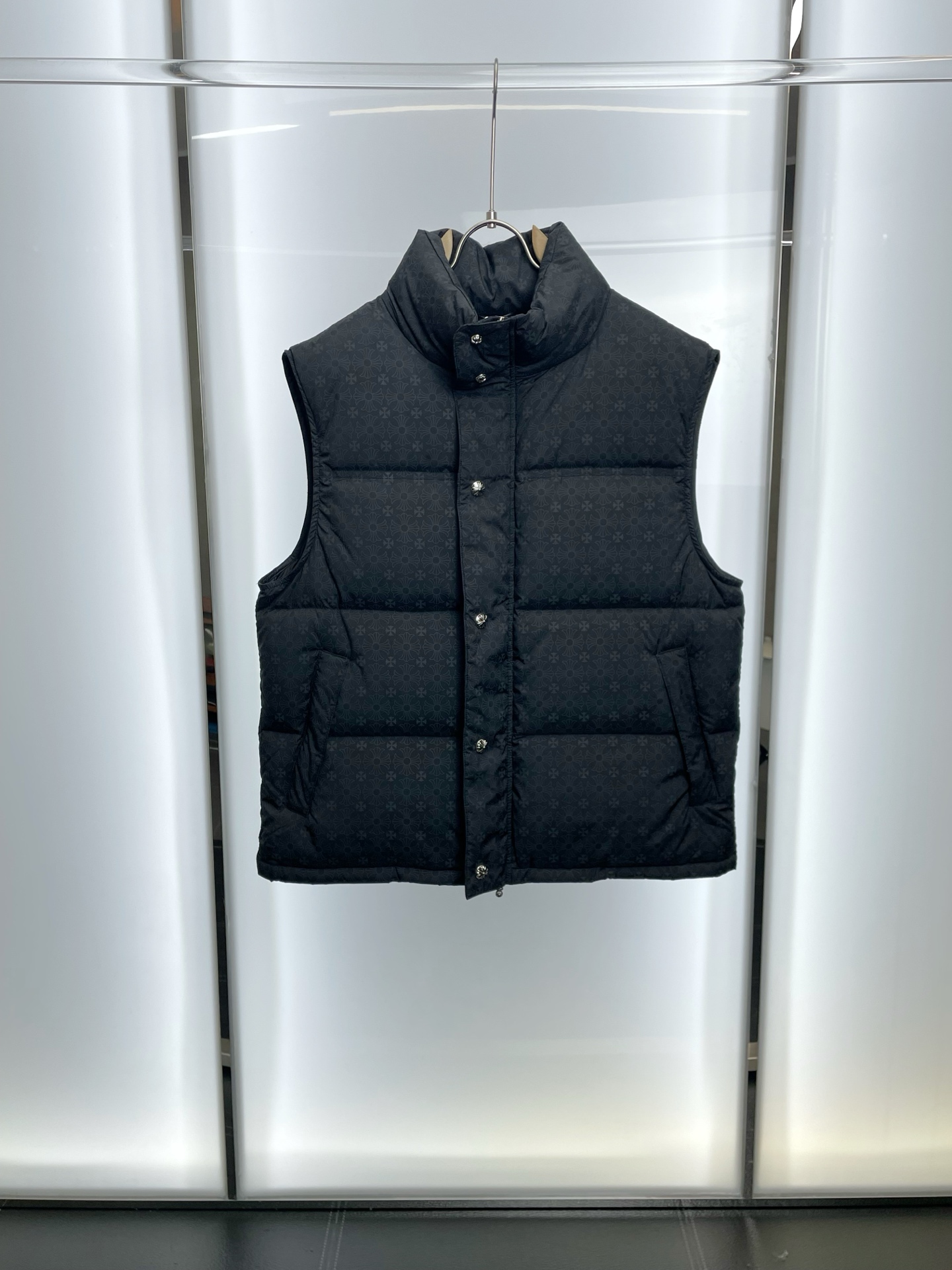 NO:598028,.Down Jacket-Chrome Hearts is a new style that everyone will buy!  Autumn and winter new classic down vest. Dark grain full-print down vest. Trading company channels are rare. It is a must-have warm item for cooling weather. It can be worn for daily or outdoor sports. It is wear-resistant, scratch-resistant and easy to take care of. It is equipped with high-quality white goose down filling inside. It is paired with large square quilting technology to create a fluffy and full overall effect. It also has a strong thermal insulation and temperature locking effect, so that you are not afraid of the cold outdoor weather in autumn and winter! Size S-XL, chrome  hearts,chrome hearts,down jacket,alexander wang19860909.羽绒服-Chrome Hearts克罗心砸锅卖铁都要上的新款！秋冬新款经典羽绒马甲 暗纹满印羽绒马甲 贸易公司渠道稀出,降温天气必备的保暖单品,不论是日常还是户外运动都能穿.耐磨防刮易打理,内里配置优质白鹅绒埴充,在搭配大方格绗缝工艺,打造蓬松饱满的整体效果,兼顾强悍的保暖锁温效果,让你无惧秋冬季寒冷的户外天气! 尺码S-XL,,chrome hearts,chrome hearts,down jacket,alexander wang,Men's clothing