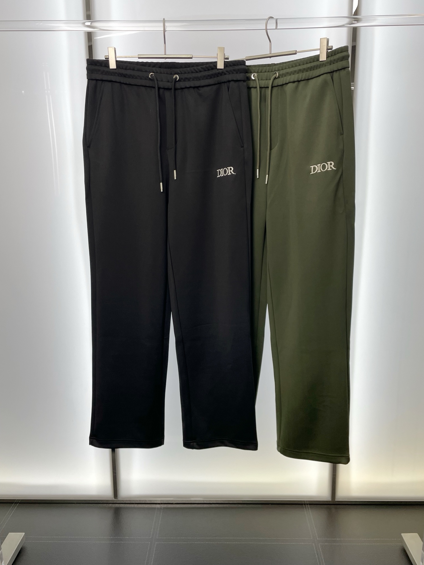 NO:598031,.Dior’s new style is a must-have!  New casual pants high-end version!  Custom-made fabrics at the counter are highly breathable and comfortable, with impeccable details and brand element design concepts, reflecting high quality. It feels delicate and soft!  It presents a casual cut and the upper body shape is awesome!  Size: M-2XL,,dior,dior,alexander wang19860909.Dior迪奥砸锅卖铁都要上的新款！新款 休闲裤 高端版本！专柜定制面料 透气舒适度高,细节无可挑剔,品牌元素设计理念,体现高品质.手感细腻柔软！呈现休闲裁剪,上身版型超赞！码数: M-2XL,,dior,dior,alexander wang,Men's clothing