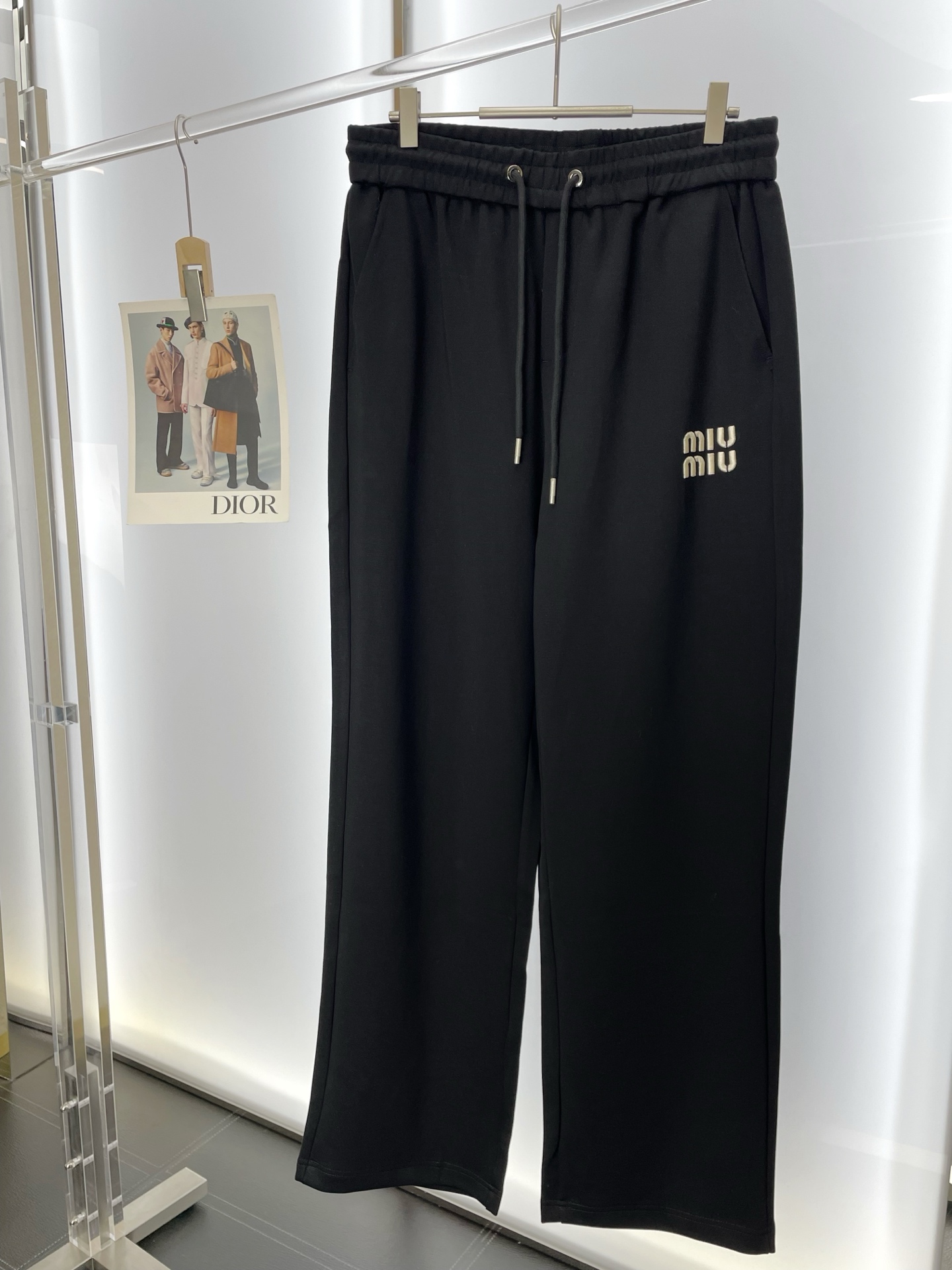 NO:598025,.Miumiu Miumiu is a new model that everyone will buy!  New casual pants high-end version!  Custom-made fabrics at the counter are highly breathable and comfortable, with impeccable details and brand element design concepts, reflecting high quality. It feels delicate and soft!  It presents a casual cut and the upper body shape is awesome!  Size: M-2XL,,miumiu,alexander wang19860909.Miumiu谬谬砸锅卖铁都要上的新款！新款 休闲裤 高端版本！专柜定制面料 透气舒适度高,细节无可挑剔,品牌元素设计理念,体现高品质.手感细腻柔软！呈现休闲裁剪,上身版型超赞！码数: M-2XL,,miumiu,alexander wang,Men's clothing