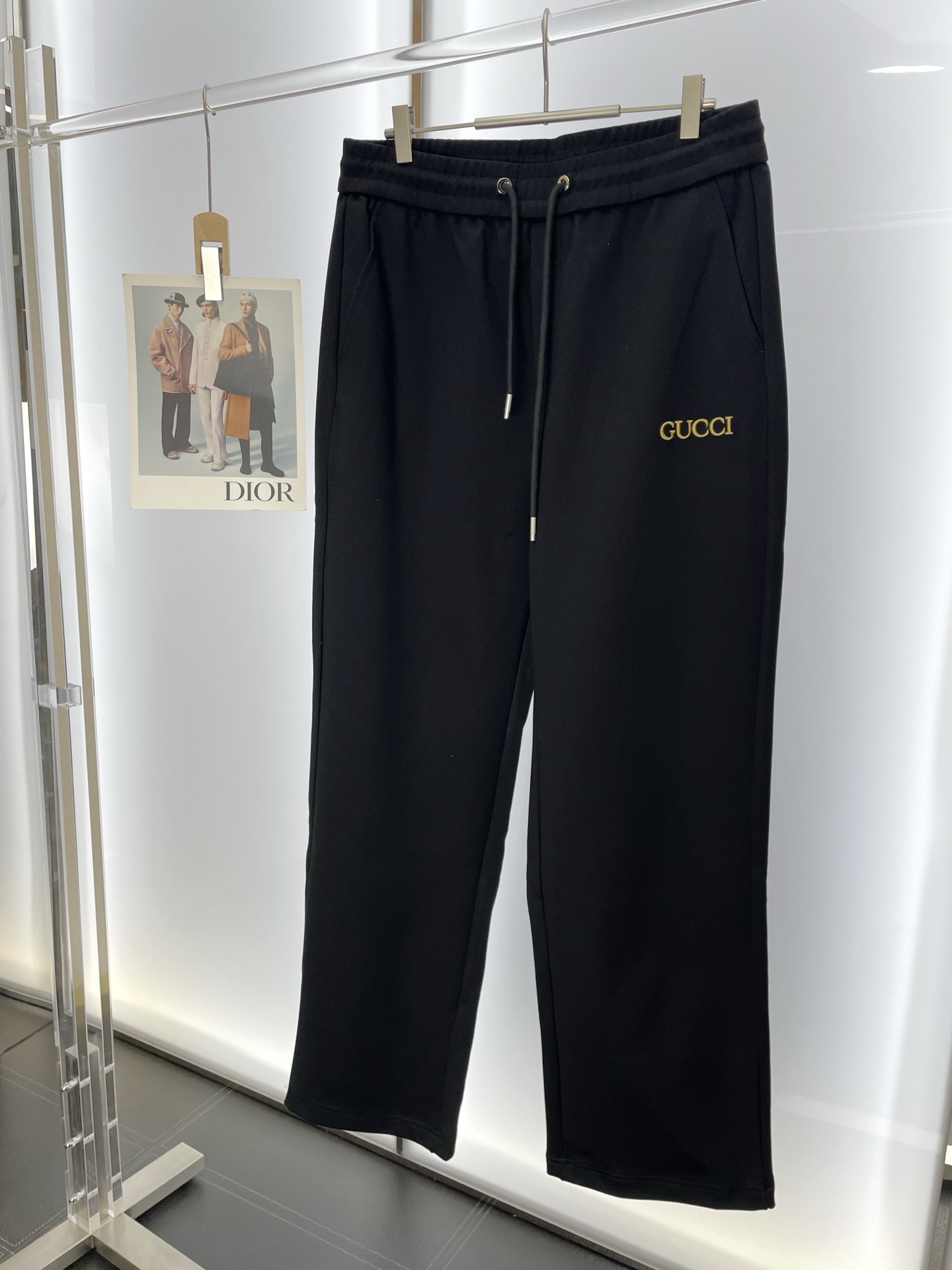 NO:598027,.Gucci Gucci’s new style is a must-have!  New casual pants high-end version!  Custom-made fabrics at the counter are highly breathable and comfortable, with impeccable details and brand element design concepts, reflecting high quality. It feels delicate and soft!  It presents a casual cut and the upper body shape is awesome!  Size: M-2XL,,gucci,gucci,alexander wang19860909.Gucci古驰砸锅卖铁都要上的新款！新款 休闲裤 高端版本！专柜定制面料 透气舒适度高,细节无可挑剔,品牌元素设计理念,体现高品质.手感细腻柔软！呈现休闲裁剪,上身版型超赞！码数: M-2XL,,gucci,gucci,alexander wang,Men's clothing