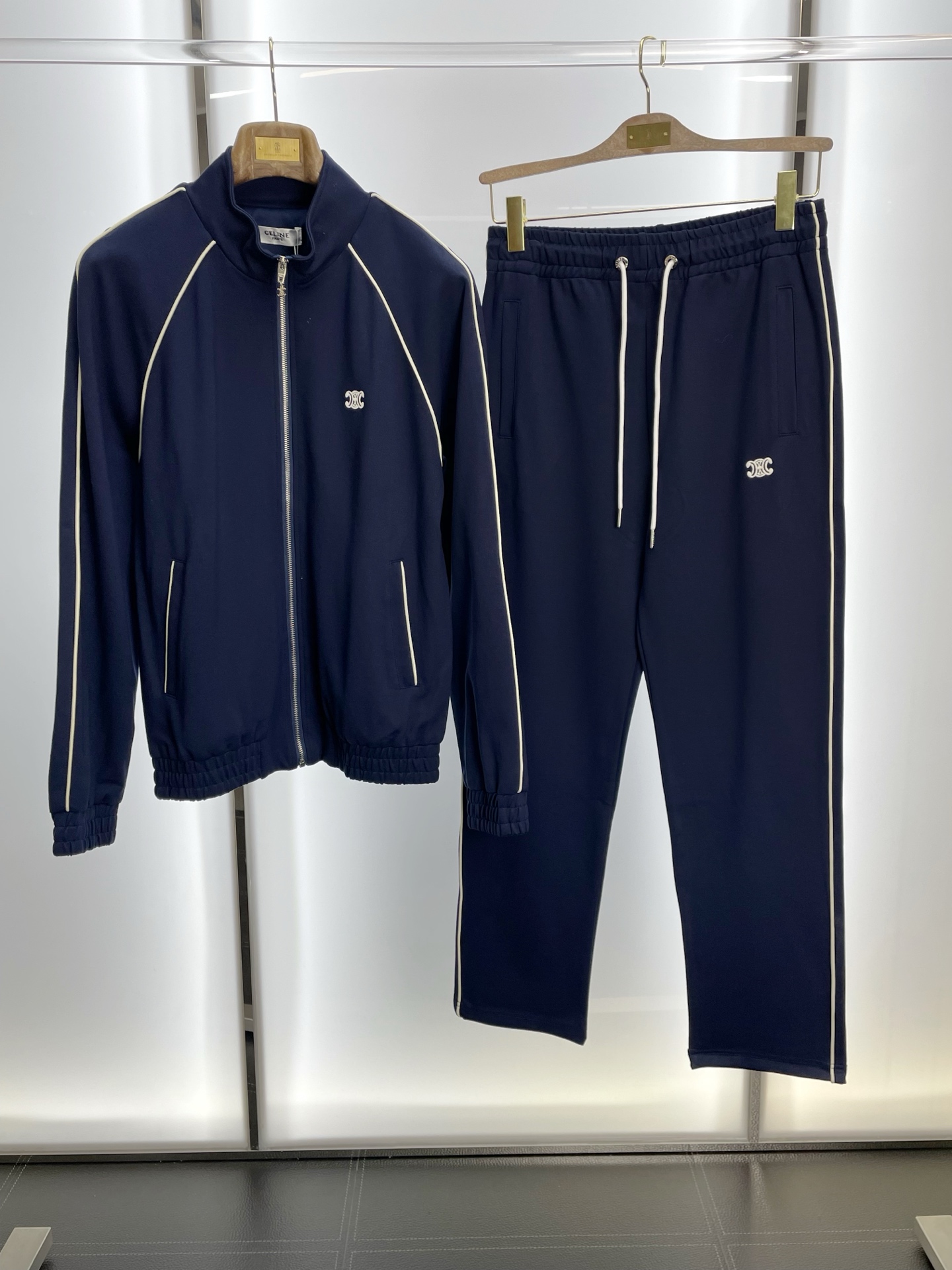 NO:598033,/Set. CELINE’s new style that will sell everything!  The new counter has the same casual suit, full of high-end feel!  The details are exquisite and high-end, and the workmanship is impeccable!  The imported fabric is three-dimensional and exquisite. The original high-end double-sided jersey fabric is very high-end!  Original zipper!  The fabric is stiff, wrinkle-resistant and wear-resistant, moisture-absorbent, quick-drying and breathable, neat and stylish. Size M-3XL,,celine,celine,alexander wang19860909/套.CELINE赛琳砸锅卖铁都要上的新款！新款专柜同款休闲套装,高级感满满！细节精致高档,做工无可挑剔！进口面料 立体精致细腻.原版高端双面平纹针织面料很显高级！原版拉链！面料挺括抗皱耐磨,吸湿速干透气,利落有型.码数M-3XL,,celine,celine,alexander wang,Men's clothing