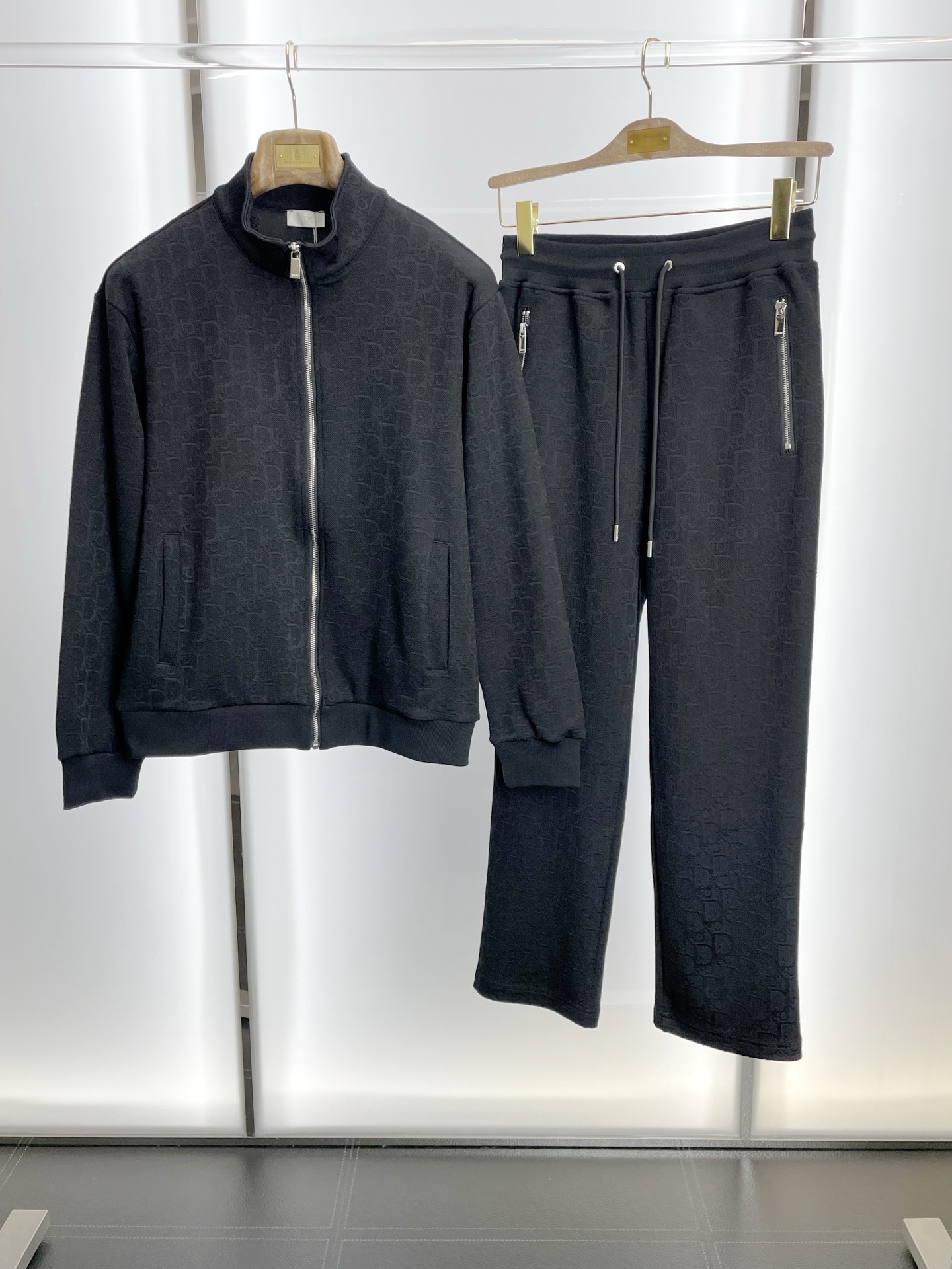 NO:598037,/Set. Dior’s new style that everyone wants to sell!  The new counter has the same casual suit, full of high-end feel!  The details are exquisite and high-end, and the workmanship is impeccable!  The imported fabric is three-dimensional and exquisite. The original high-end double-sided jersey fabric is very high-end!  Original zipper!  The fabric is stiff, wrinkle-resistant and wear-resistant, moisture-absorbent, quick-drying and breathable, neat and stylish. Size M-3XL,, dior, dior, alexander wang19860909/套.Dior迪奥砸锅卖铁都要上的新款！新款专柜同款休闲套装,高级感满满！细节精致高档,做工无可挑剔！进口面料 立体精致细腻.原版高端双面平纹针织面料很显高级！原版拉链！面料挺括抗皱耐磨,吸湿速干透气,利落有型.码数M-3XL,,dior,dior,alexander wang,Men's clothing