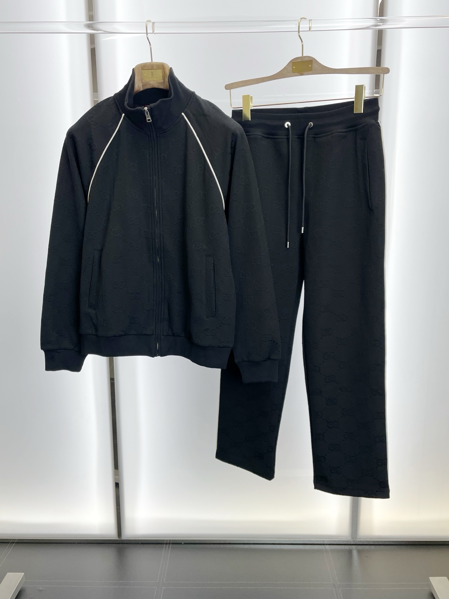 NO:598035,/Set. Gucci Gucci’s new style is a must-have!  The new counter has the same casual suit, full of high-end feel!  The details are exquisite and high-end, and the workmanship is impeccable!  The imported fabric is three-dimensional and exquisite. The original high-end double-sided jersey fabric is very high-end!  Original zipper!  The fabric is stiff, wrinkle-resistant and wear-resistant, moisture-absorbent, quick-drying and breathable, neat and stylish. Size M-3XL,,gucci,gucci,alexander wang19860909/套.Gucci古驰砸锅卖铁都要上的新款！新款专柜同款休闲套装,高级感满满！细节精致高档,做工无可挑剔！进口面料 立体精致细腻.原版高端双面平纹针织面料很显高级！原版拉链！面料挺括抗皱耐磨,吸湿速干透气,利落有型.码数M-3XL,,gucci,gucci,alexander wang,Men's clothing