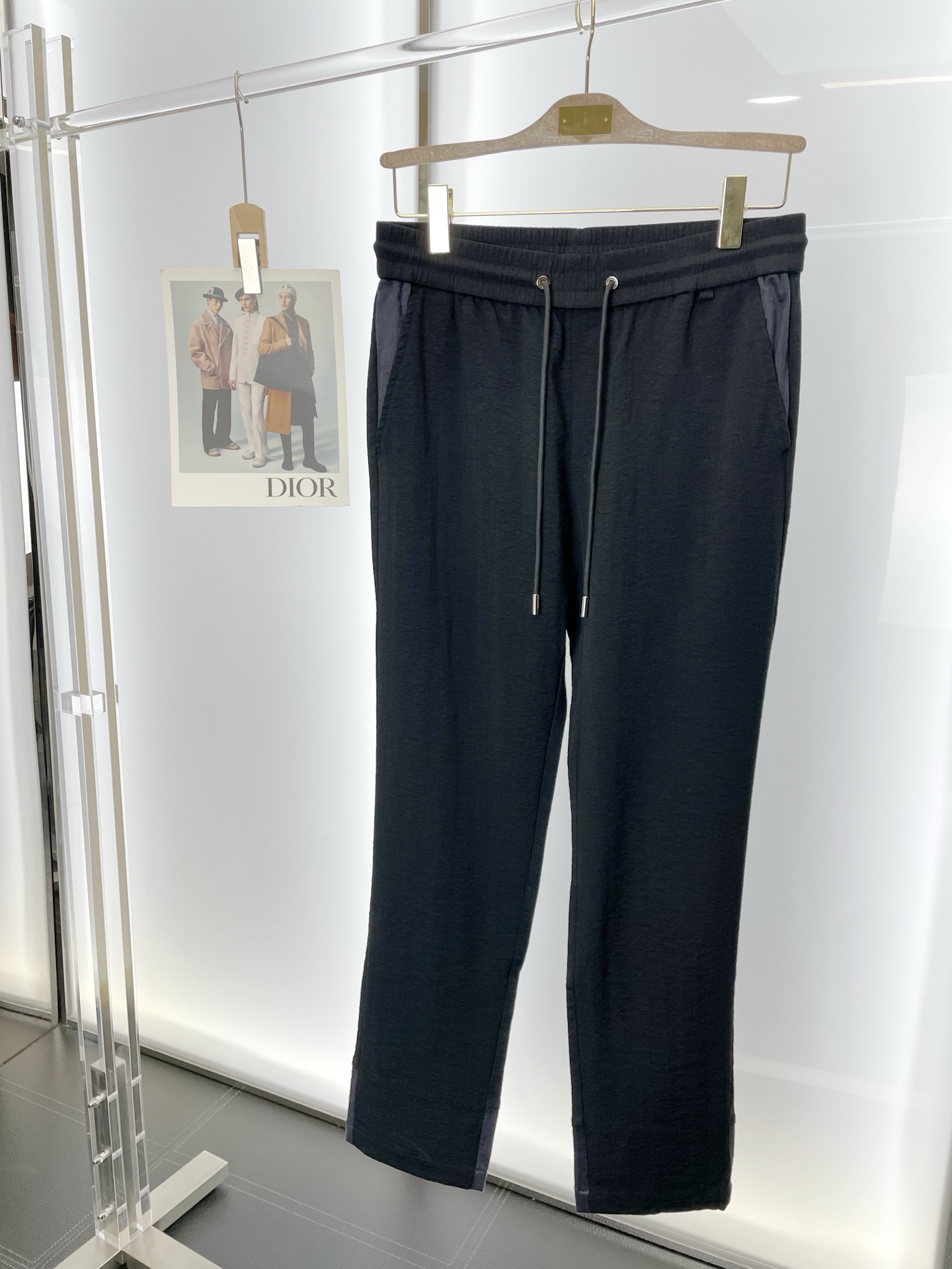 NO:598023,.Miumiu Miumiu is a new model that everyone will buy!  New casual pants high-end version!  Custom-made fabrics at the counter are highly breathable and comfortable, with impeccable details and brand element design concepts, reflecting high quality. It feels delicate and soft!  It presents a casual cut and the upper body shape is awesome!  Size: M-3XL,,miumiu,alexander wang19860909.Miumiu谬谬砸锅卖铁都要上的新款！新款休闲裤 高端版本！专柜定制面料 透气舒适度高,细节无可挑剔,品牌元素设计理念,体现高品质.手感细腻柔软！呈现休闲裁剪,上身版型超赞！码数: M-3XL,,miumiu,alexander wang,Men's clothing