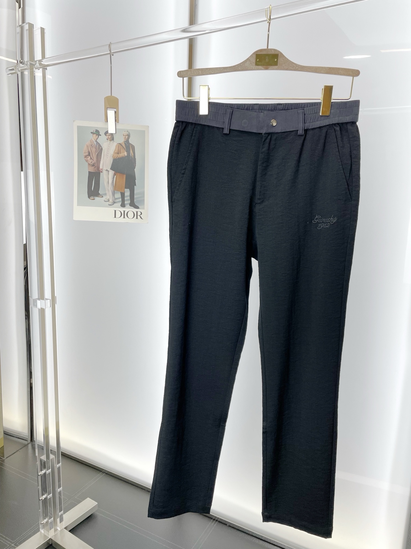 NO:598029,.Givenchy Givenchy’s new style is a must-have!  New casual pants high-end version!  Custom-made fabrics at the counter are highly breathable and comfortable, with impeccable details and brand element design concepts, reflecting high quality. It feels delicate and soft!  It presents a casual cut and the upper body shape is awesome!  Size: M-3XL,,givenchy,givenchy,alexander wang19860909.Givenchy纪梵希砸锅卖铁都要上的新款！新款休闲裤 高端版本！专柜定制面料 透气舒适度高,细节无可挑剔,品牌元素设计理念,体现高品质.手感细腻柔软！呈现休闲裁剪,上身版型超赞！码数: M-3XL,,givenchy,givenchy,alexander wang,Men's clothing