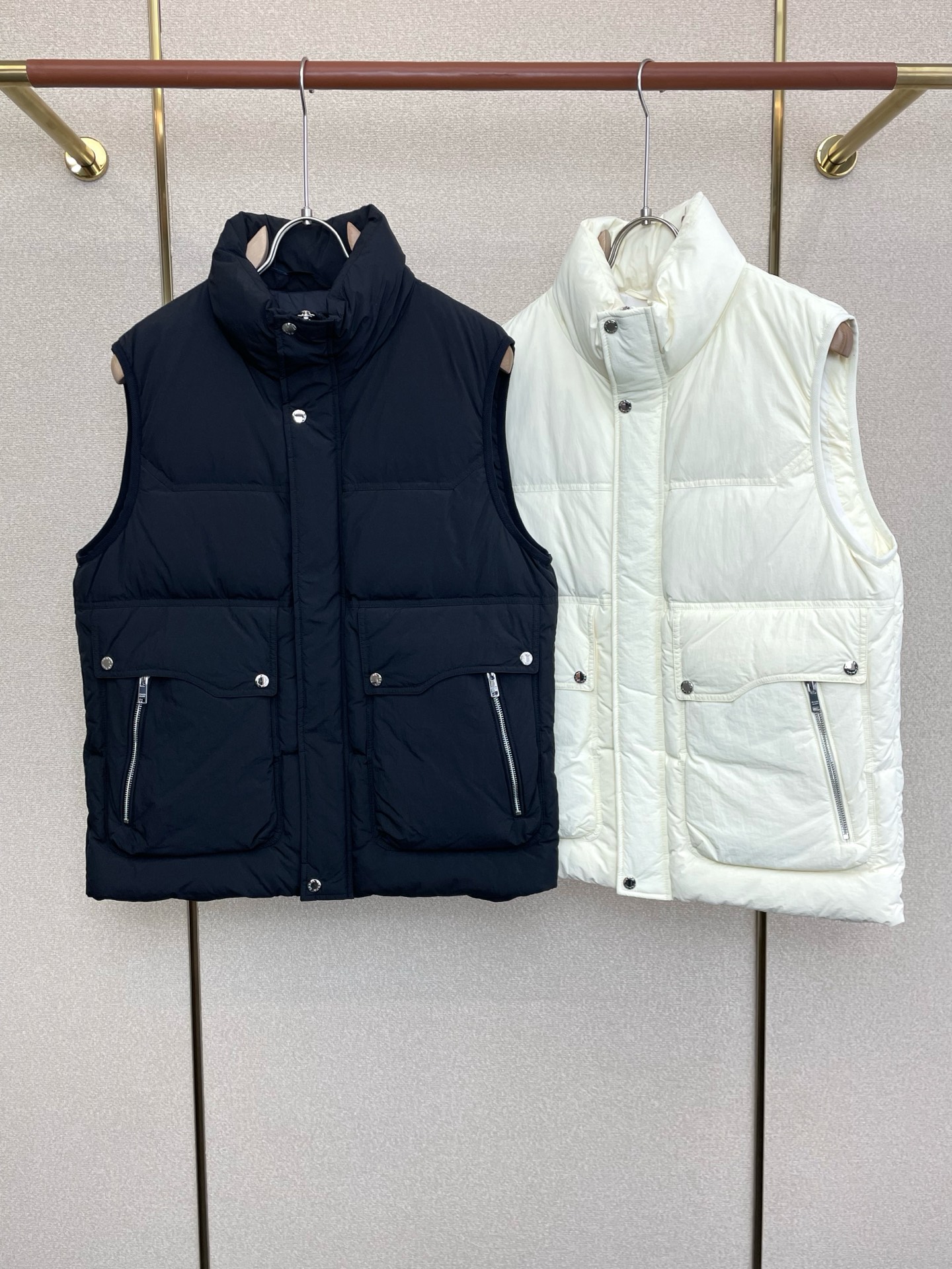 NO:598922,.Down Jacket - Prada’s new style that everyone will buy!  New high-collar down vest for autumn and winter. Trading company channels are rare. It is a must-have warm item for cooling weather. It can be worn for daily or outdoor sports. It is wear-resistant, scratch-resistant and easy to care for. It is paired with large square quilting technology to create a fluffy and full overall effect. It also has a strong thermal insulation effect, so that you are not afraid of the cold outdoor weather in autumn and winter! Size M-3XL, prada, prada, down jacket, alexander wang19860909.羽绒服- Prada普拉达砸锅卖铁都要上的新款！秋冬新款高领羽绒马甲.贸易公司渠道稀出,降温天气必备的保暖单品,不论是日常还是户外运动都能穿.耐磨防刮易打理,在搭配大方格绗缝工艺,打造蓬松饱满的整体效果,兼顾强悍的保暖锁温效果,让你无惧秋冬季寒冷的户外天气! 尺码M-3XL,,prada,prada,down jacket,alexander wang,Men's clothing
