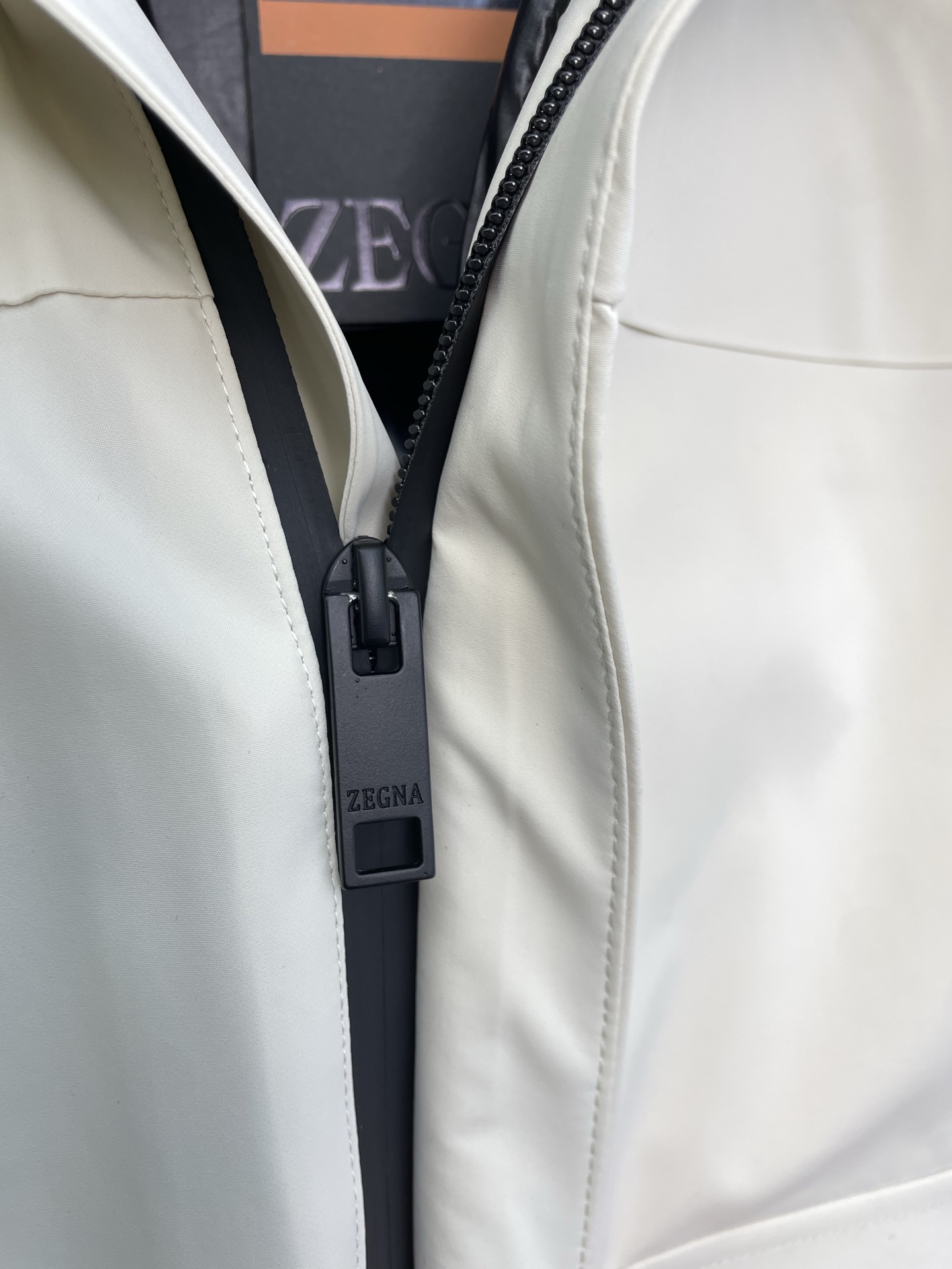 。羽绒服-ZEGNA杰尼亚💥独家专供秋冬新款高领连帽羽绒服。贸易公司渠道稀出，降温天气必备的保暖单品，不