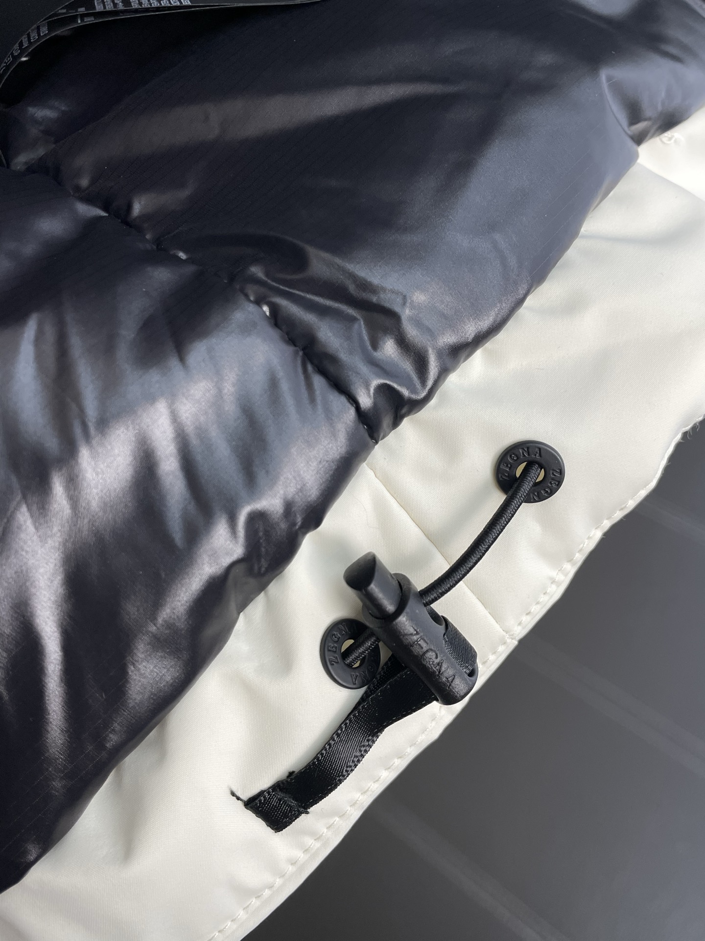 。羽绒服-ZEGNA杰尼亚💥独家专供秋冬新款高领连帽羽绒服。贸易公司渠道稀出，降温天气必备的保暖单品，不