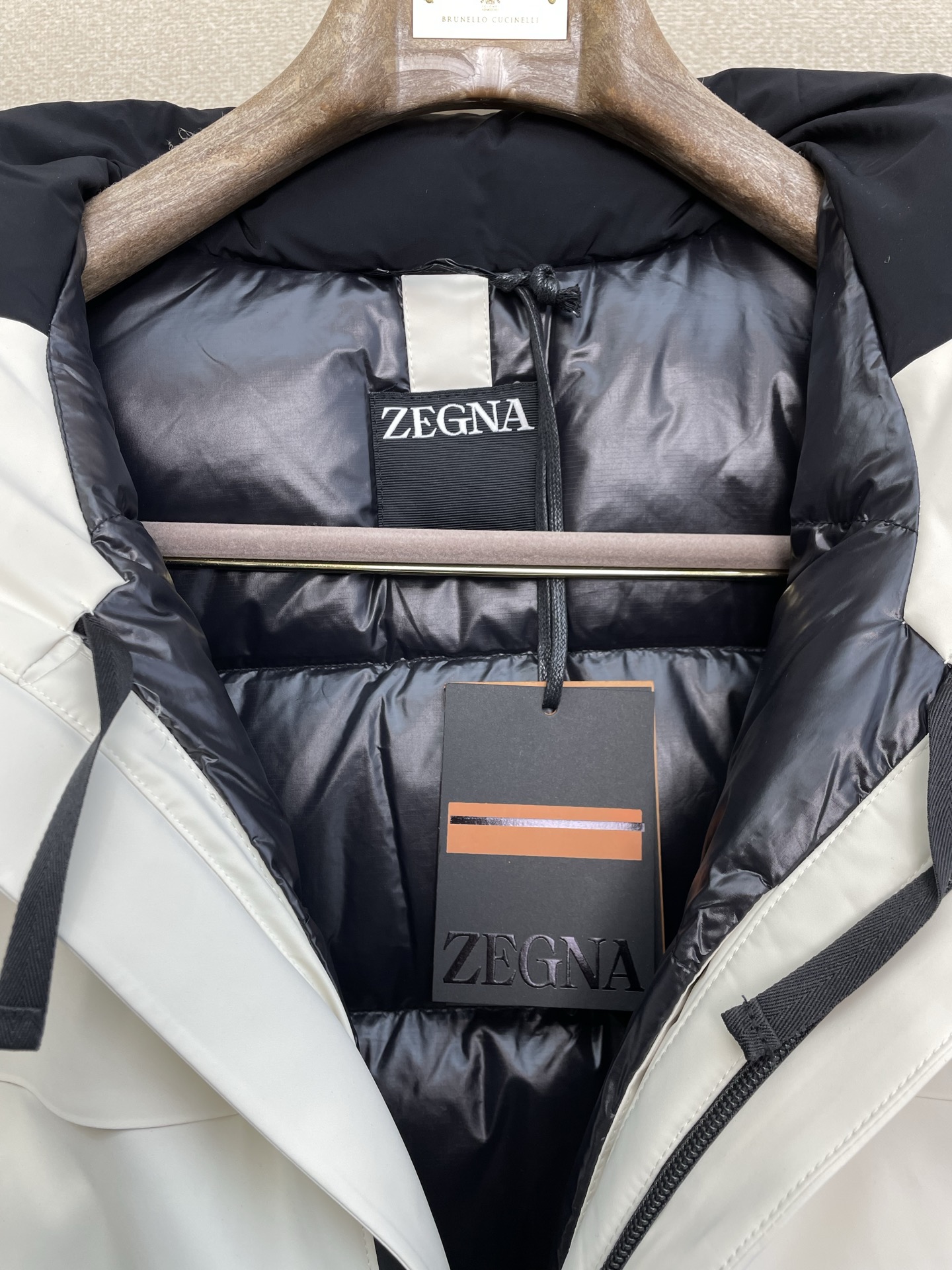 。羽绒服-ZEGNA杰尼亚💥独家专供秋冬新款高领连帽羽绒服。贸易公司渠道稀出，降温天气必备的保暖单品，不