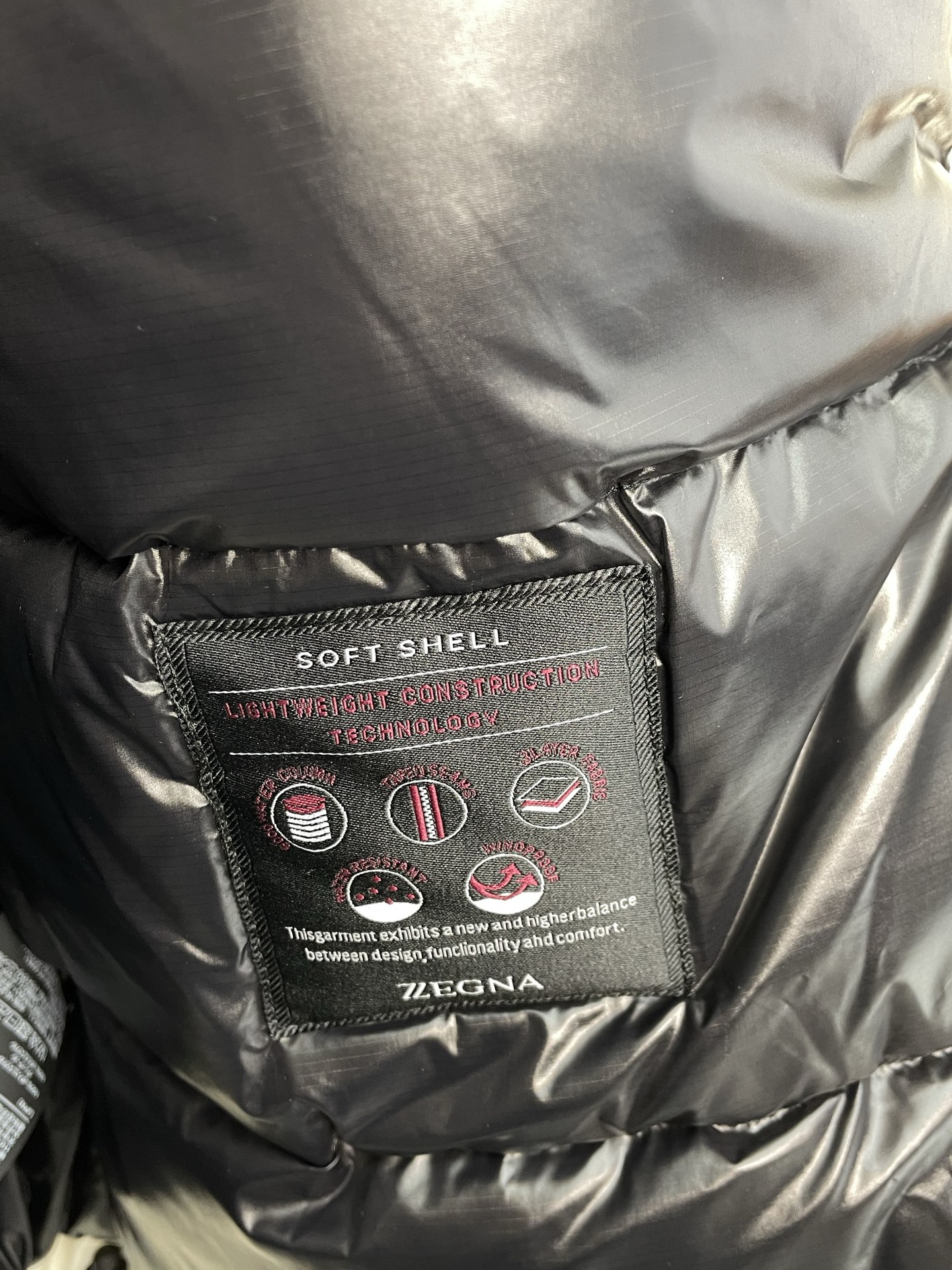 。羽绒服-ZEGNA杰尼亚💥独家专供秋冬新款高领连帽羽绒服。贸易公司渠道稀出，降温天气必备的保暖单品，不