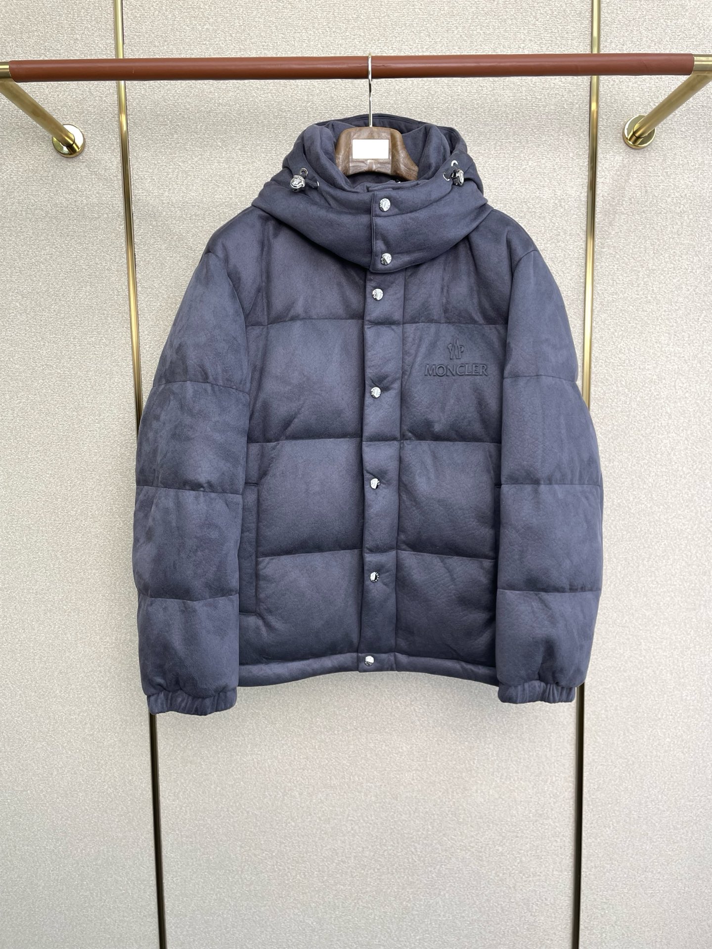 。羽绒服-Moncler蒙口💥独家专供秋冬新款高领连帽羽绒服。贸易公司渠道稀出，降温天气必备的保暖单品，