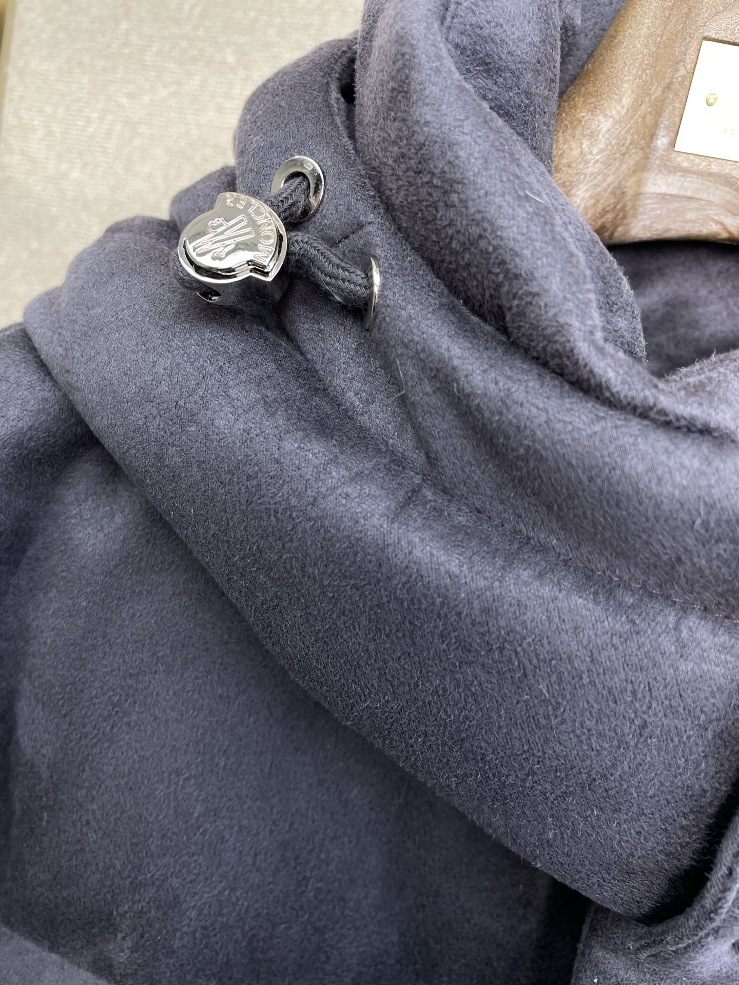 。羽绒服-Moncler蒙口💥独家专供秋冬新款高领连帽羽绒服。贸易公司渠道稀出，降温天气必备的保暖单品，