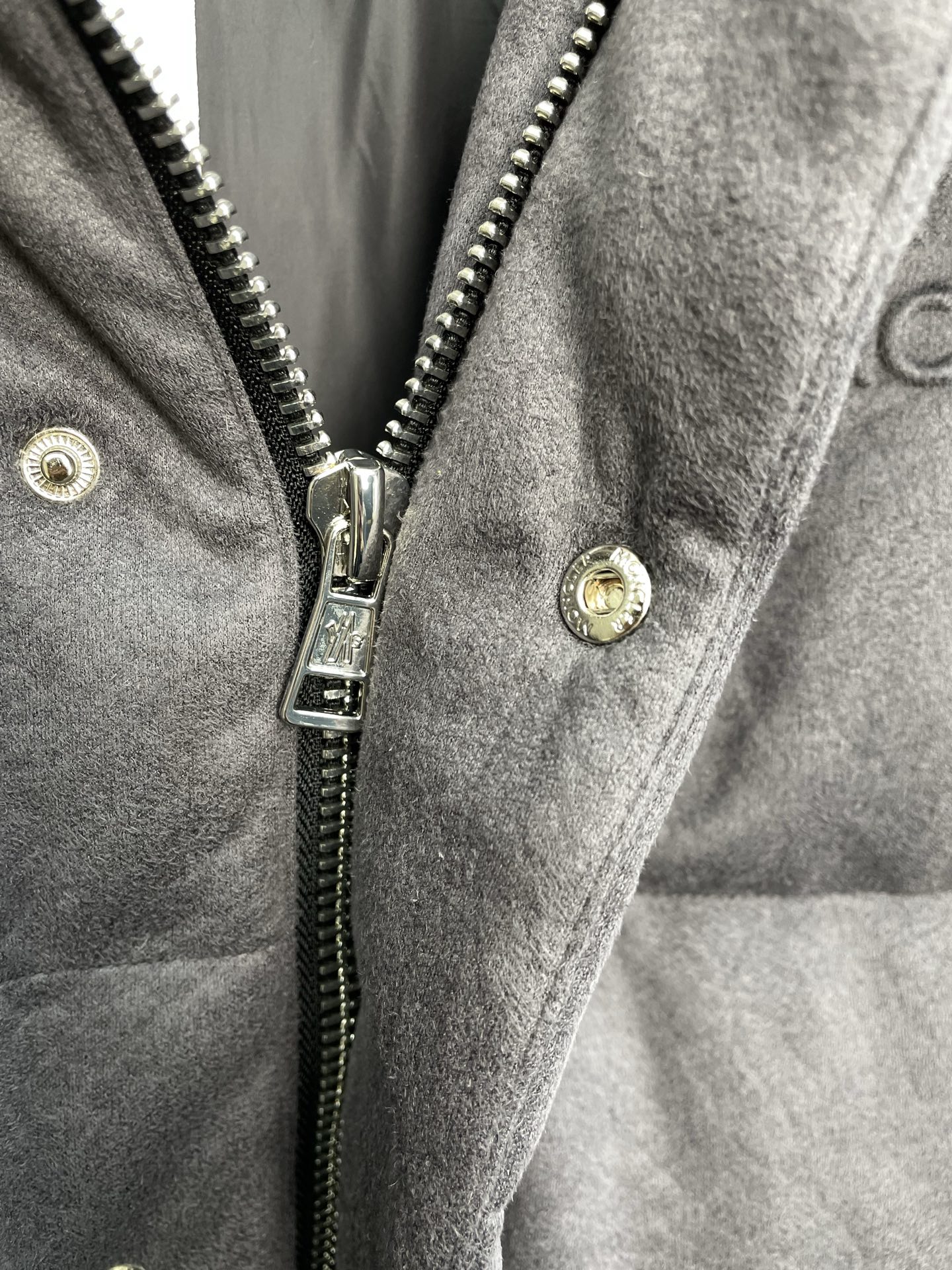 。羽绒服-Moncler蒙口💥独家专供秋冬新款高领连帽羽绒服。贸易公司渠道稀出，降温天气必备的保暖单品，