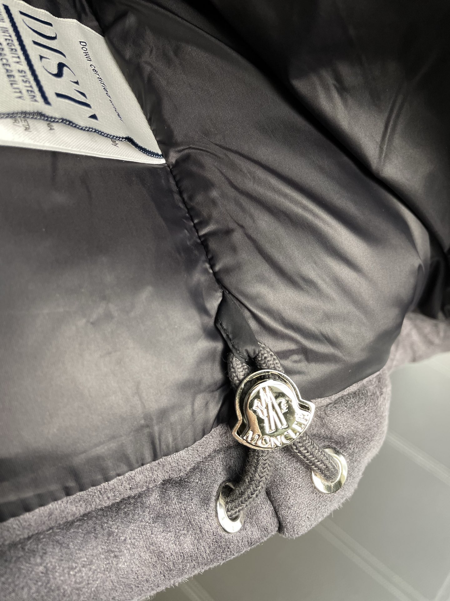 。羽绒服-Moncler蒙口💥独家专供秋冬新款高领连帽羽绒服。贸易公司渠道稀出，降温天气必备的保暖单品，