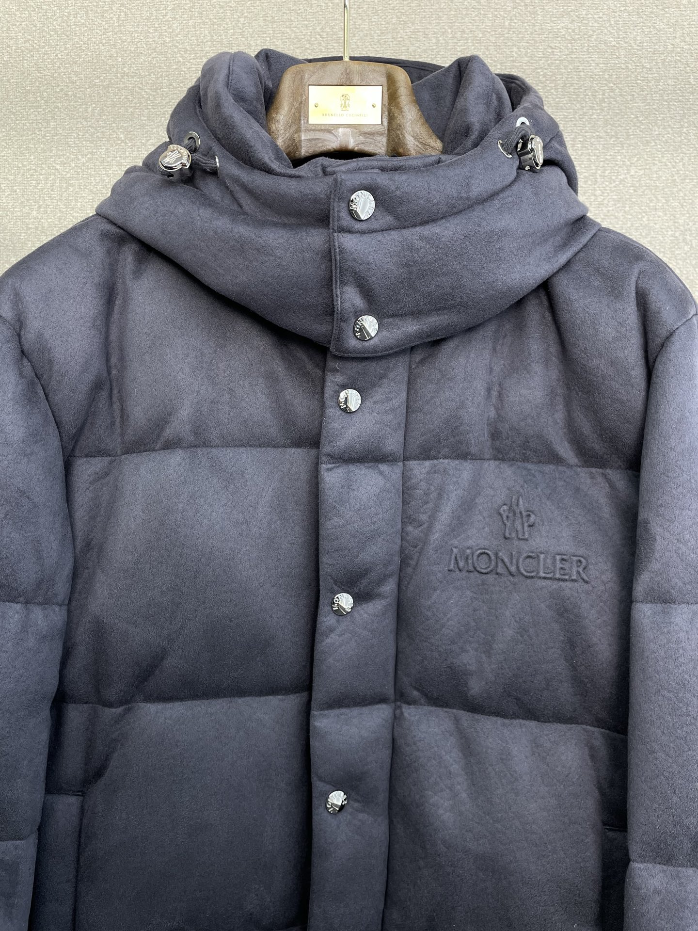 。羽绒服-Moncler蒙口💥独家专供秋冬新款高领连帽羽绒服。贸易公司渠道稀出，降温天气必备的保暖单品，