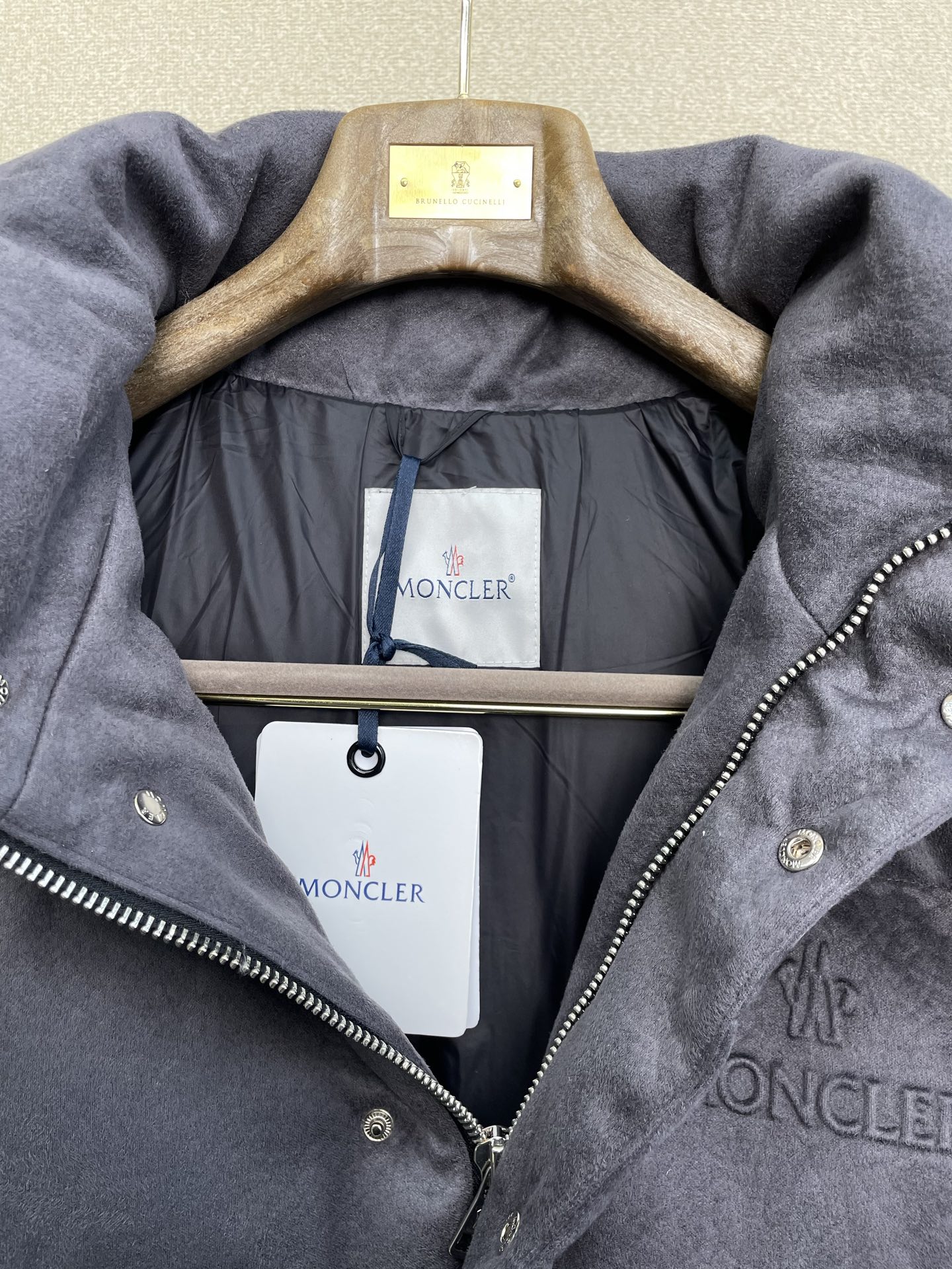 。羽绒服-Moncler蒙口💥独家专供秋冬新款高领连帽羽绒服。贸易公司渠道稀出，降温天气必备的保暖单品，
