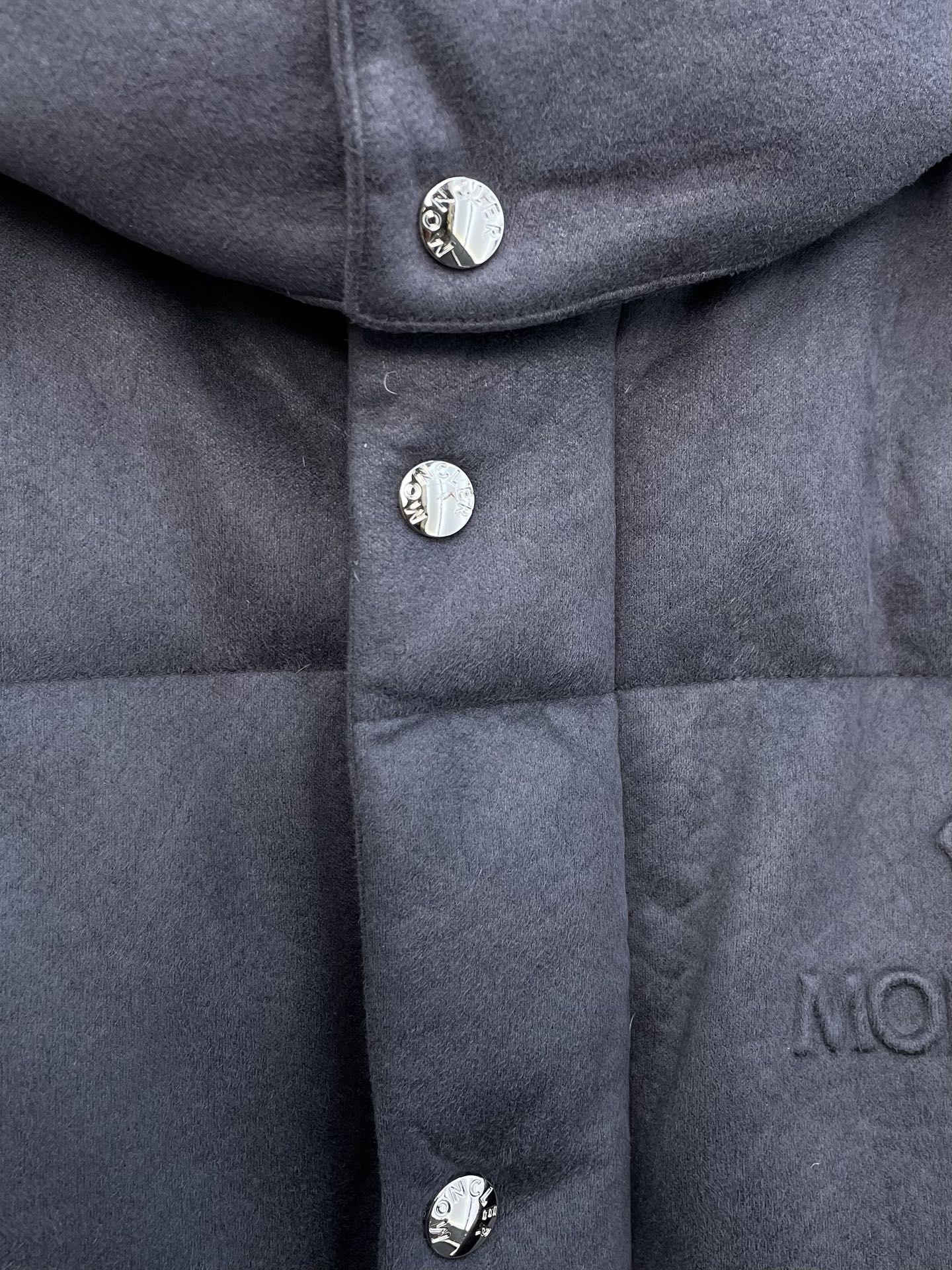 。羽绒服-Moncler蒙口💥独家专供秋冬新款高领连帽羽绒服。贸易公司渠道稀出，降温天气必备的保暖单品，