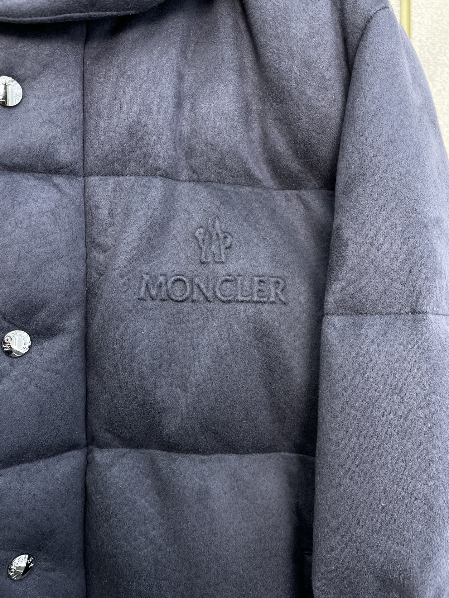 。羽绒服-Moncler蒙口💥独家专供秋冬新款高领连帽羽绒服。贸易公司渠道稀出，降温天气必备的保暖单品，