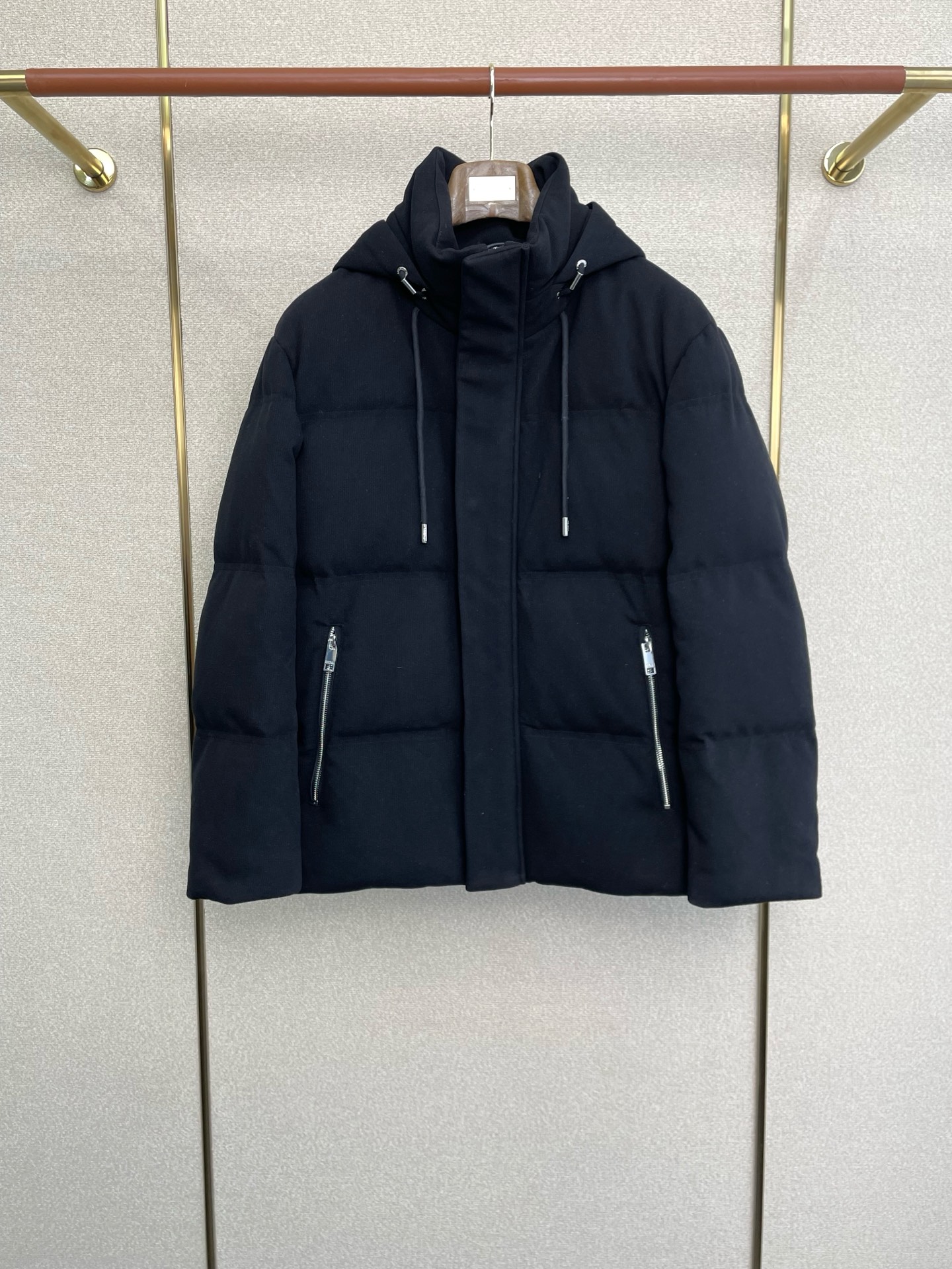 。羽绒服-ZEGNA杰尼亚💥独家专供秋冬新款高领连帽羽绒服。贸易公司渠道稀出，降温天气必备的保暖单品，不