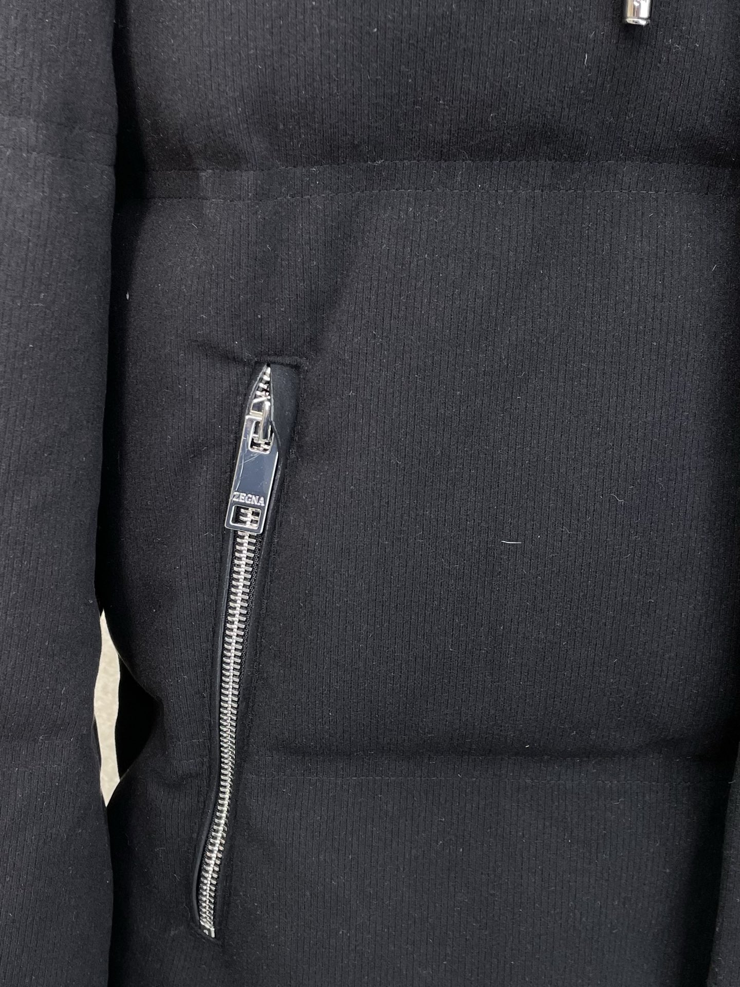 。羽绒服-ZEGNA杰尼亚💥独家专供秋冬新款高领连帽羽绒服。贸易公司渠道稀出，降温天气必备的保暖单品，不