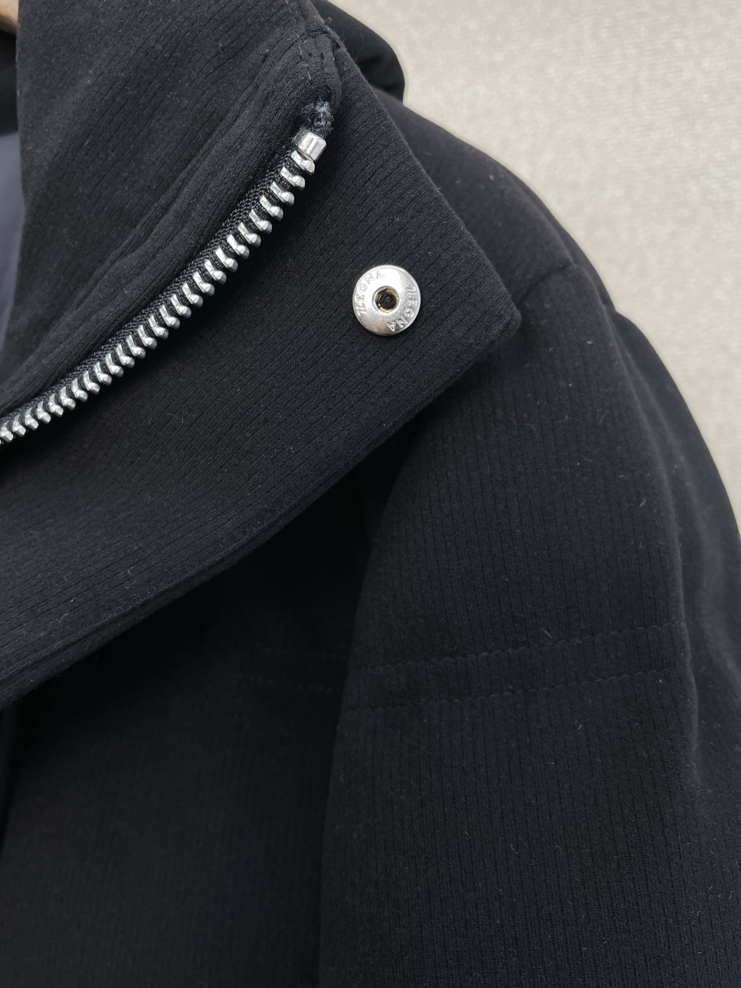 。羽绒服-ZEGNA杰尼亚💥独家专供秋冬新款高领连帽羽绒服。贸易公司渠道稀出，降温天气必备的保暖单品，不