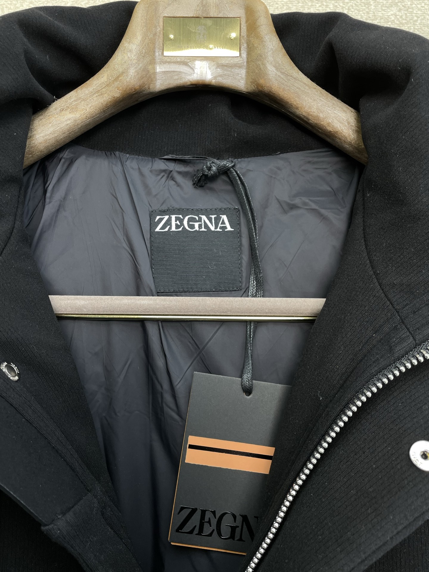 。羽绒服-ZEGNA杰尼亚💥独家专供秋冬新款高领连帽羽绒服。贸易公司渠道稀出，降温天气必备的保暖单品，不