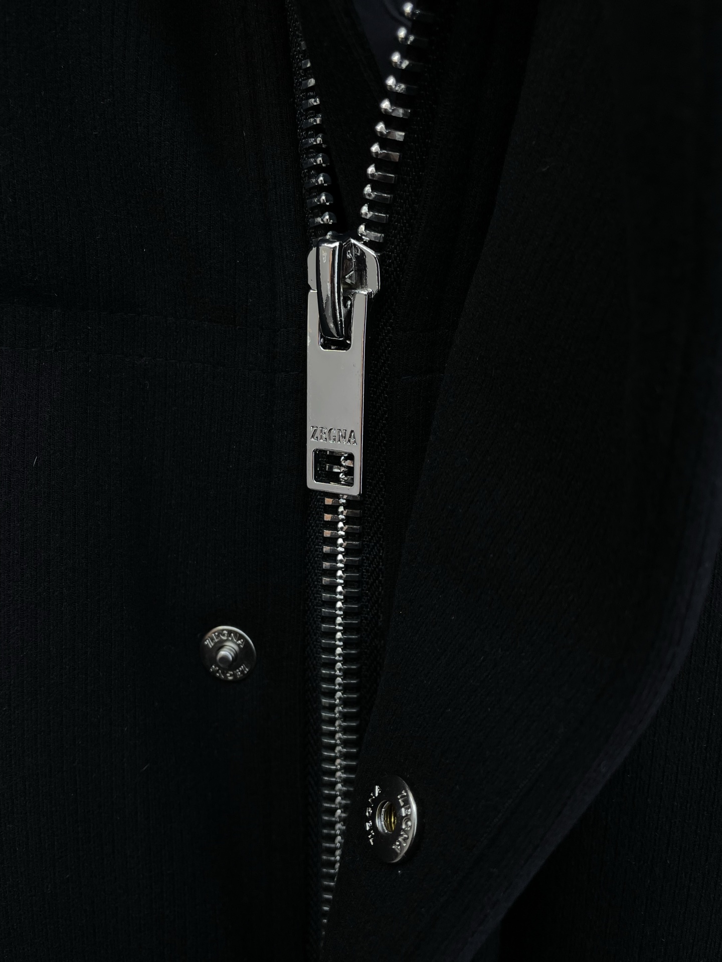 。羽绒服-ZEGNA杰尼亚💥独家专供秋冬新款高领连帽羽绒服。贸易公司渠道稀出，降温天气必备的保暖单品，不