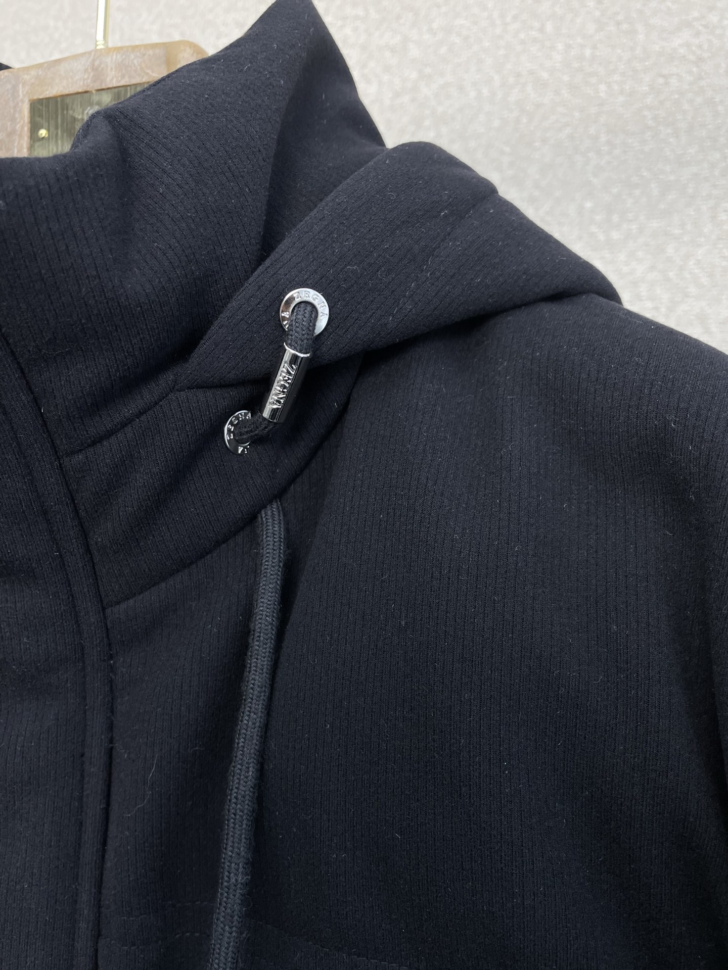 。羽绒服-ZEGNA杰尼亚💥独家专供秋冬新款高领连帽羽绒服。贸易公司渠道稀出，降温天气必备的保暖单品，不