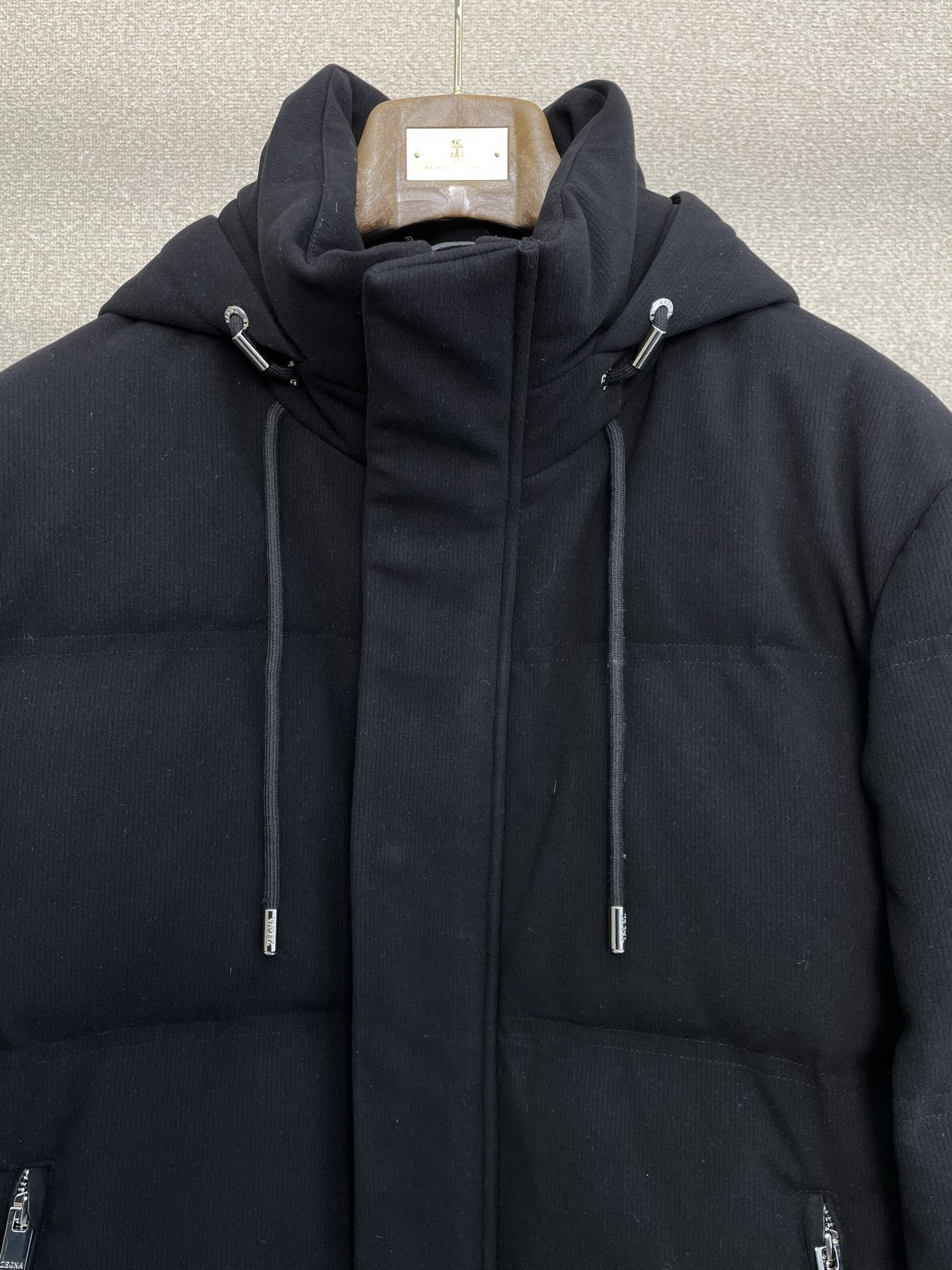 。羽绒服-ZEGNA杰尼亚💥独家专供秋冬新款高领连帽羽绒服。贸易公司渠道稀出，降温天气必备的保暖单品，不