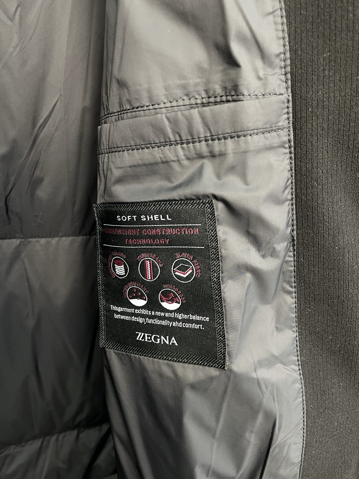 。羽绒服-ZEGNA杰尼亚💥独家专供秋冬新款高领连帽羽绒服。贸易公司渠道稀出，降温天气必备的保暖单品，不