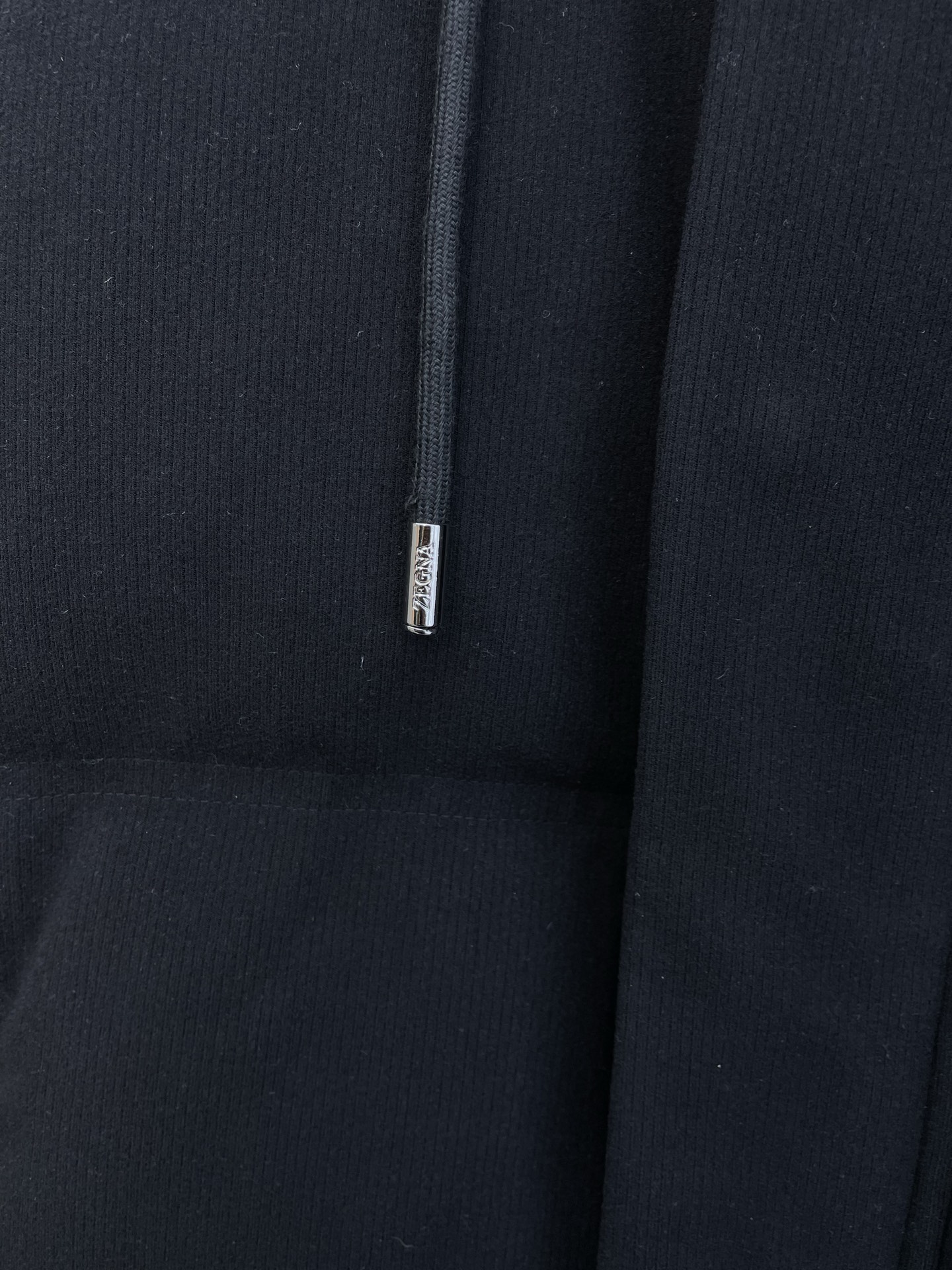 。羽绒服-ZEGNA杰尼亚💥独家专供秋冬新款高领连帽羽绒服。贸易公司渠道稀出，降温天气必备的保暖单品，不