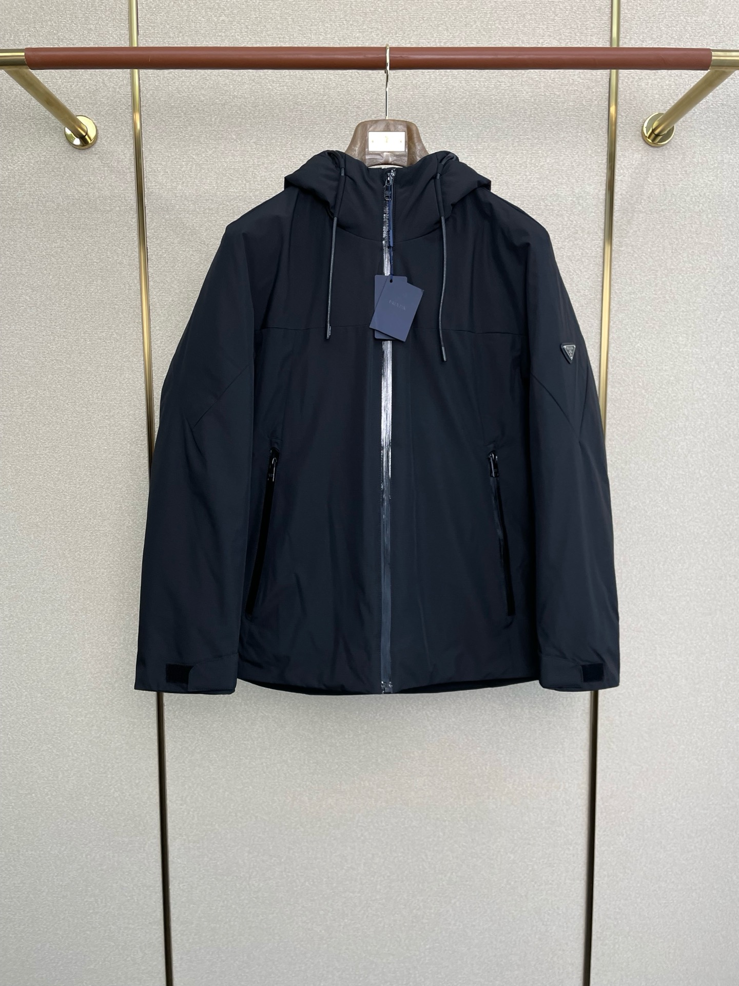 。羽绒服- Prada普拉达💥独家专供秋冬新款高领连帽羽绒服。贸易公司渠道稀出，降温天气必备的保暖单品，