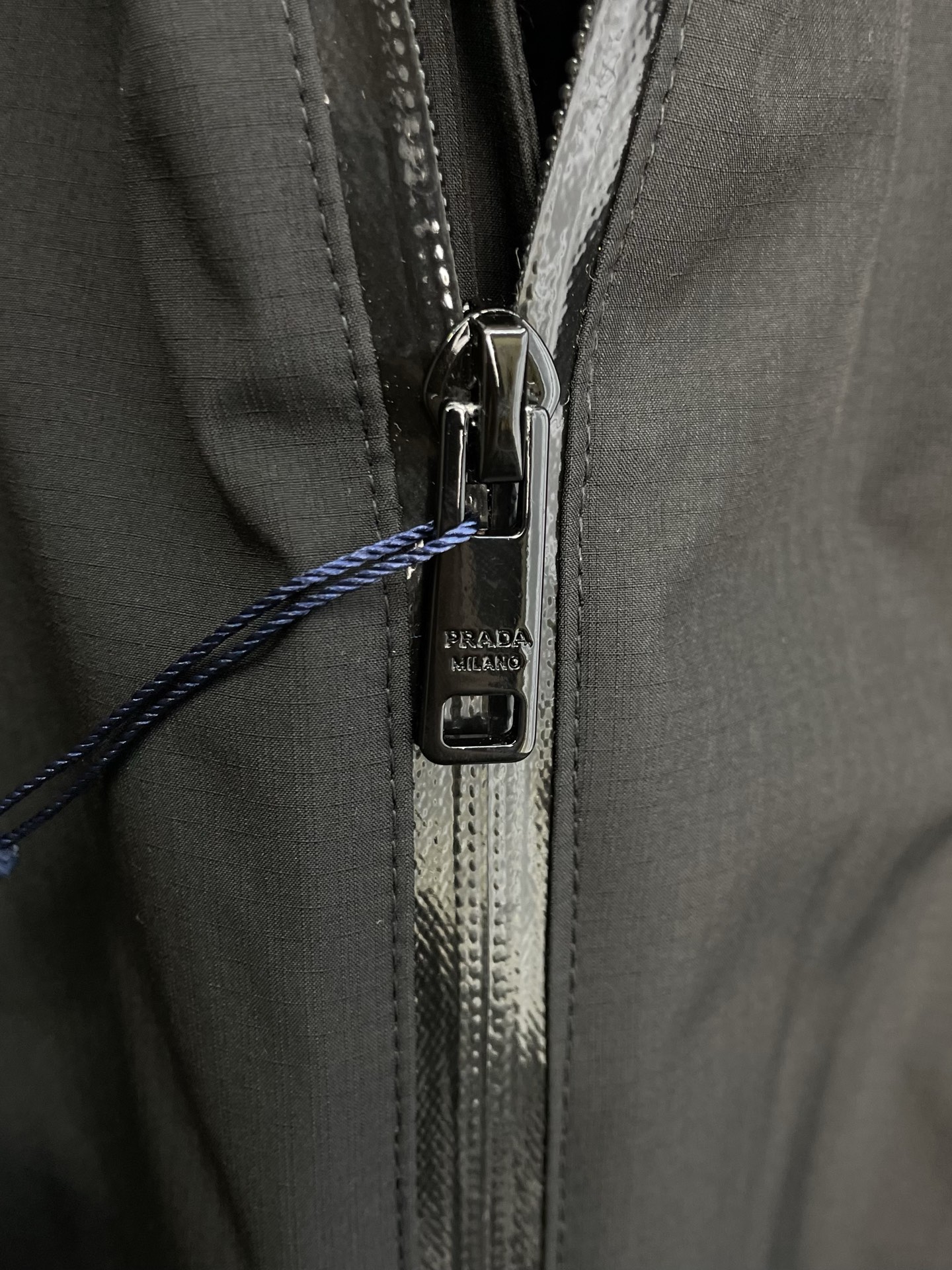 。羽绒服- Prada普拉达💥独家专供秋冬新款高领连帽羽绒服。贸易公司渠道稀出，降温天气必备的保暖单品，