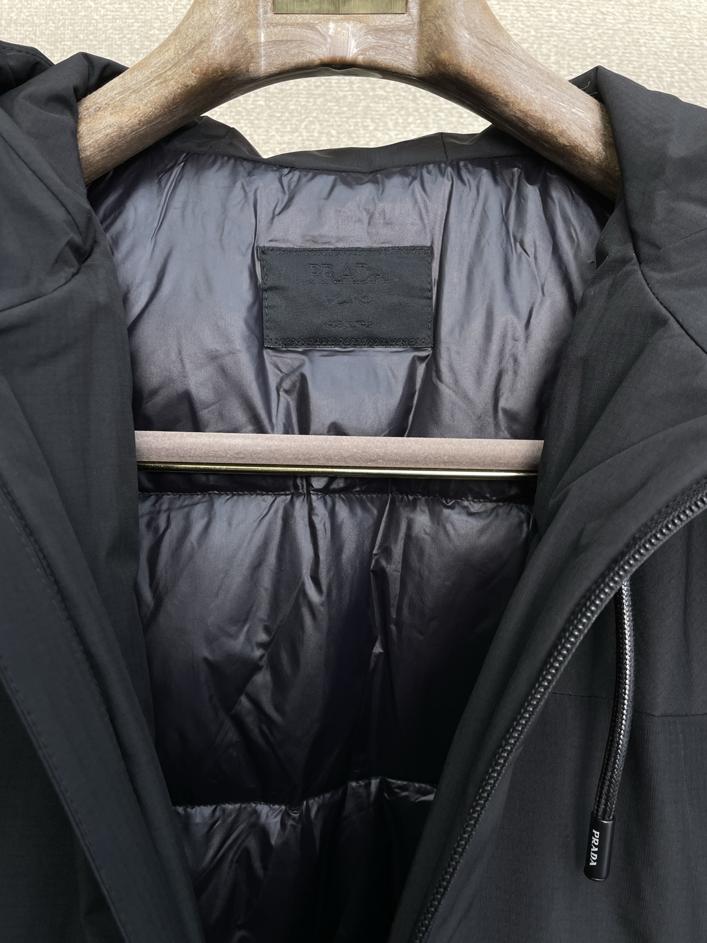 。羽绒服- Prada普拉达💥独家专供秋冬新款高领连帽羽绒服。贸易公司渠道稀出，降温天气必备的保暖单品，