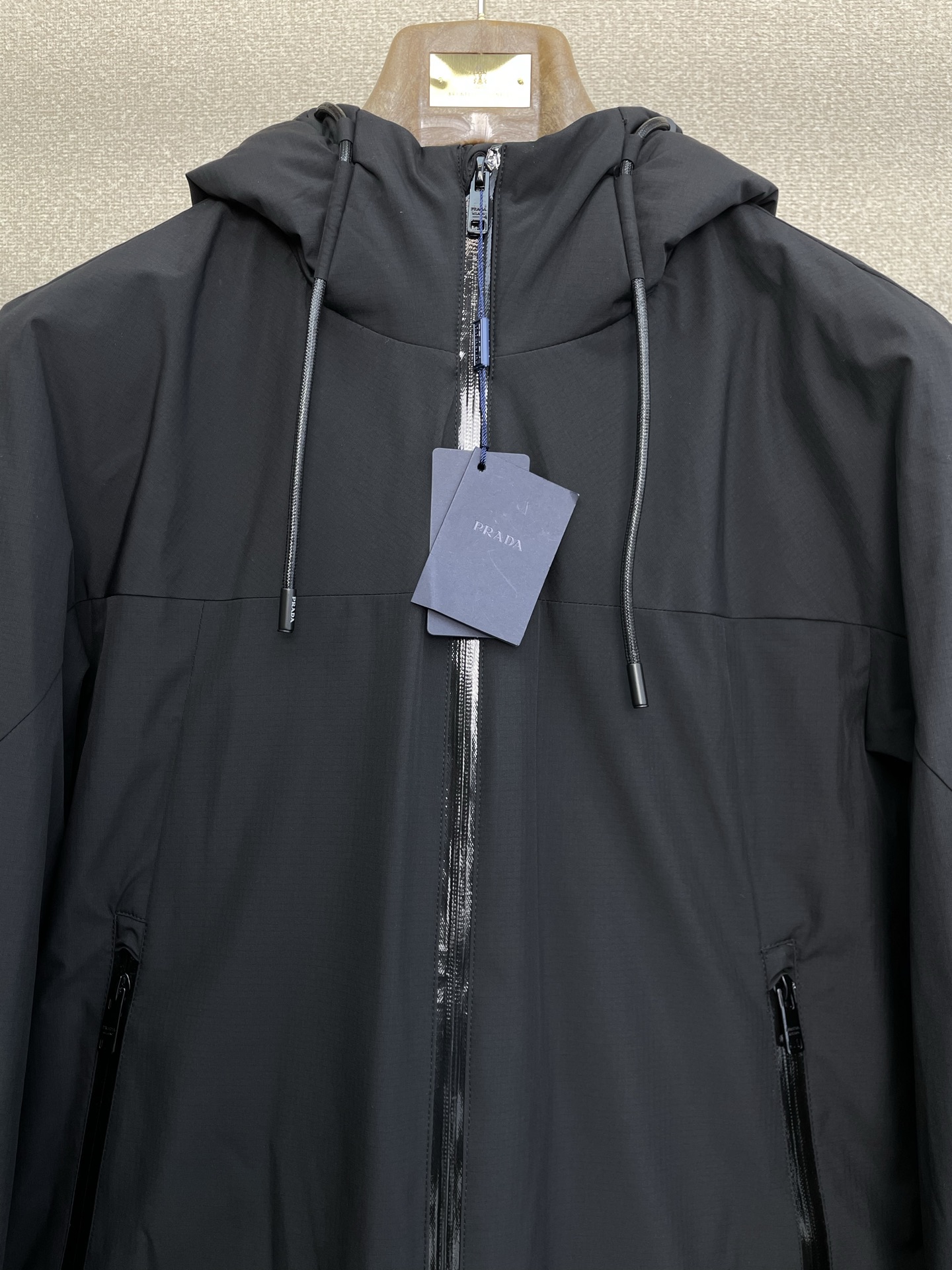 。羽绒服- Prada普拉达💥独家专供秋冬新款高领连帽羽绒服。贸易公司渠道稀出，降温天气必备的保暖单品，