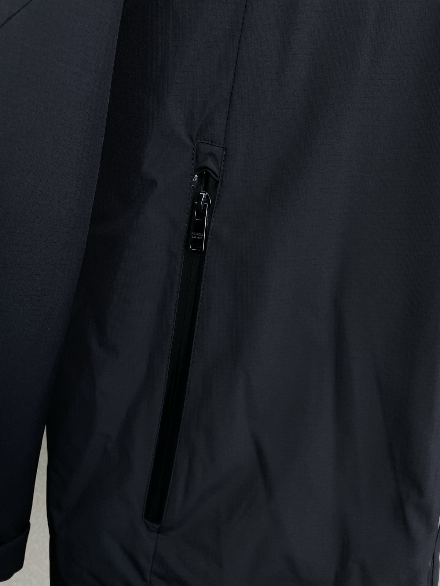 。羽绒服- Prada普拉达💥独家专供秋冬新款高领连帽羽绒服。贸易公司渠道稀出，降温天气必备的保暖单品，