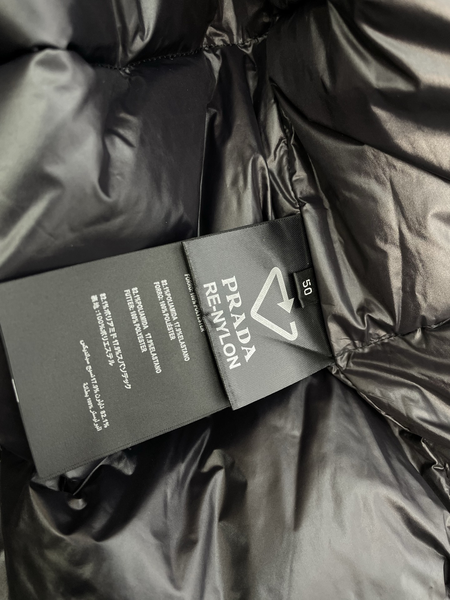 。羽绒服- Prada普拉达💥独家专供秋冬新款高领连帽羽绒服。贸易公司渠道稀出，降温天气必备的保暖单品，