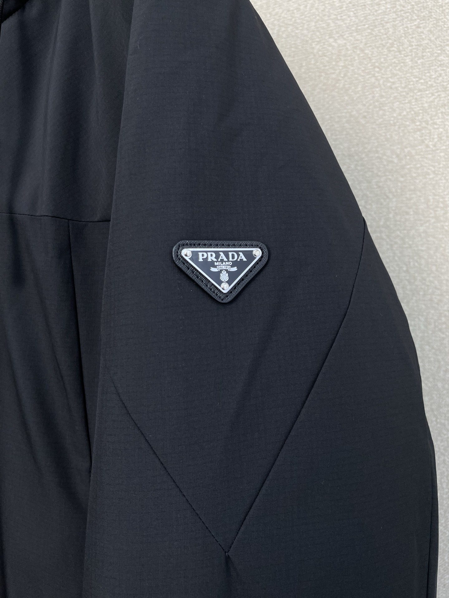 。羽绒服- Prada普拉达💥独家专供秋冬新款高领连帽羽绒服。贸易公司渠道稀出，降温天气必备的保暖单品，