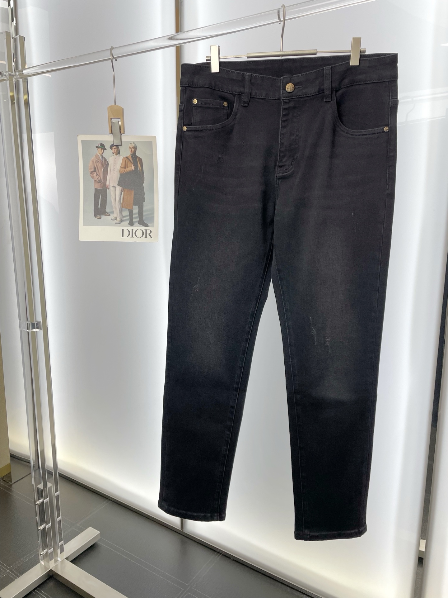 NO:598944,.Dior’s new style is a must-have!  New high-end version of casual jeans!  Custom-made fabrics at the counter are highly breathable and comfortable, with impeccable details and brand element design concepts, reflecting high quality. It feels delicate and soft!  It presents a casual cut and the upper body shape is awesome!  Code number 29-36,,dior,dior,jeans,alexander wang19860909.Dior迪奥砸锅卖铁都要上的新款！新款休闲牛仔裤高端版本！专柜定制面料 透气舒适度高,细节无可挑剔,品牌元素设计理念,体现高品质.手感细腻柔软！呈现休闲裁剪,上身版型超赞！ 码数29-36,,dior,dior,jeans,alexander wang,Men's clothing