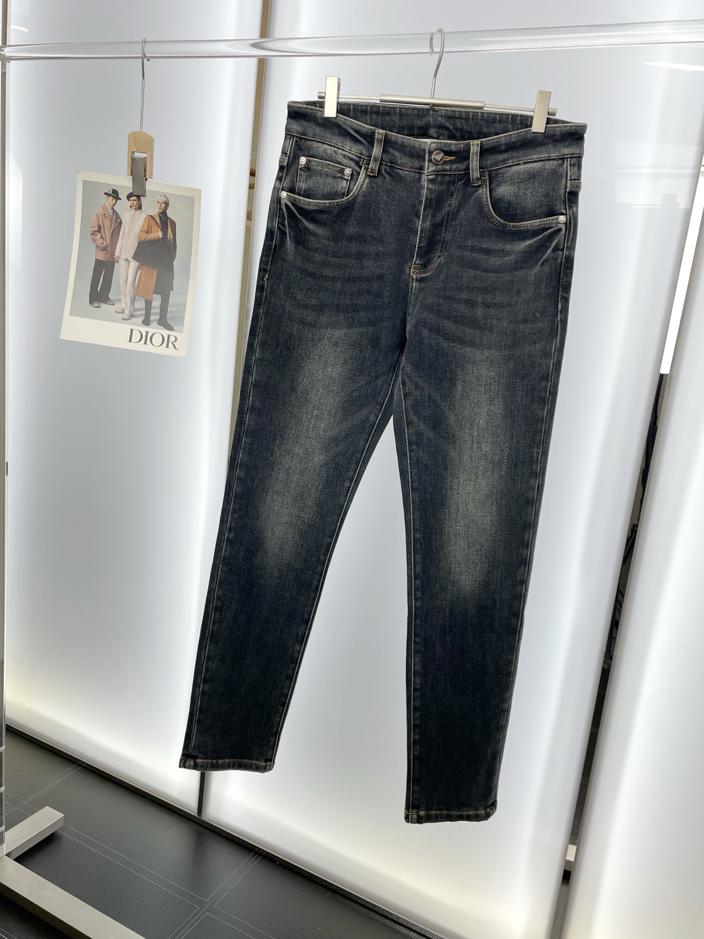 NO:598952,.Prada is a new model that will sell everything!  New high-end version of casual jeans!  Custom-made fabrics at the counter are highly breathable and comfortable, with impeccable details and brand element design concepts, reflecting high quality. It feels delicate and soft!  It presents a casual cut and the upper body shape is awesome!  Code number 29-36,,prada,prada,jeans,alexander wang19860909.Prada普拉达砸锅卖铁都要上的新款！新款休闲牛仔裤高端版本！专柜定制面料 透气舒适度高,细节无可挑剔,品牌元素设计理念,体现高品质.手感细腻柔软！呈现休闲裁剪,上身版型超赞！ 码数29-36,,prada,prada,jeans,alexander wang,Men's clothing