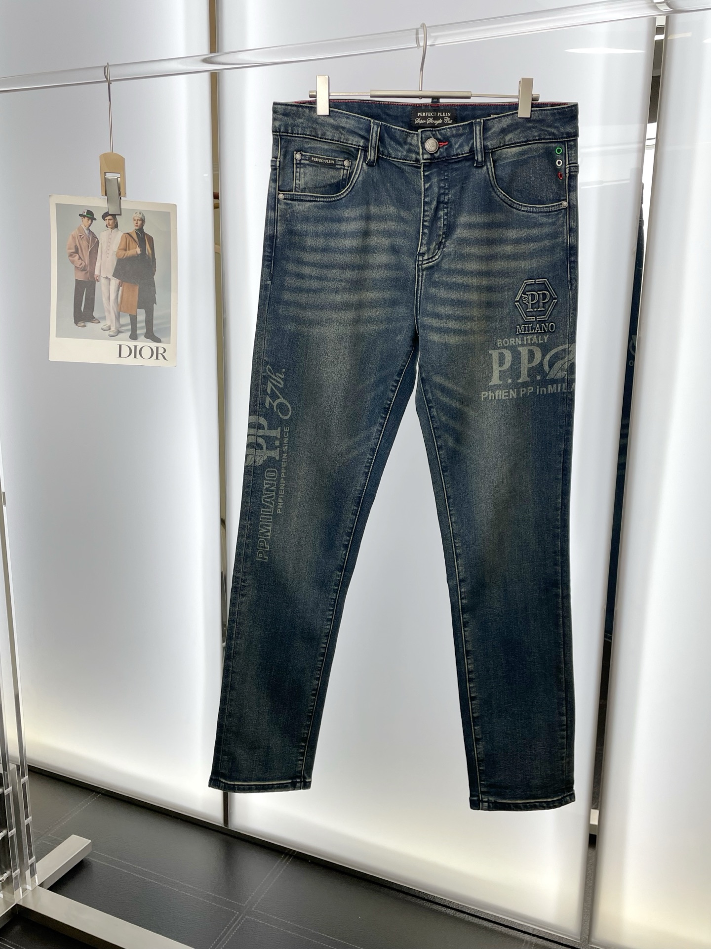 NO:598956,.PHILIPP PLEIN Philip Plein’s new style is a must-have!  New high-end version of casual jeans!  Custom-made fabrics at the counter are highly breathable and comfortable, with impeccable details and brand element design concepts, reflecting high quality. It feels delicate and soft!  It presents a casual cut and the upper body shape is awesome!  Code number 29-36,,PHILIPP PLEIN,jeans,alexander wang19860909.PHILIPP PLEIN菲利普·普莱茵砸锅卖铁都要上的新款！新款休闲牛仔裤高端版本！专柜定制面料 透气舒适度高,细节无可挑剔,品牌元素设计理念,体现高品质.手感细腻柔软！呈现休闲裁剪,上身版型超赞！ 码数29-36,,PHILIPP PLEIN,jeans,alexander wang,Men's clothing