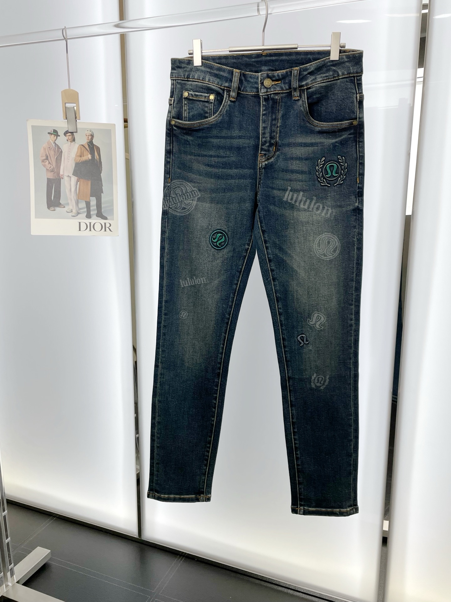 NO:598941,.Lululemon Lululemon is a new model that everyone wants to buy!  New high-end version of casual jeans!  Custom-made fabrics at the counter are highly breathable and comfortable, with impeccable details and brand element design concepts, reflecting high quality. It feels delicate and soft!  It presents a casual cut and the upper body shape is awesome!  Code number 29-36,,jeans,alexander wang19860909.Lululemon露露乐蒙砸锅卖铁都要上的新款！新款休闲牛仔裤高端版本！专柜定制面料 透气舒适度高,细节无可挑剔,品牌元素设计理念,体现高品质.手感细腻柔软！呈现休闲裁剪,上身版型超赞！ 码数29-36,,jeans,alexander wang,Men's clothing