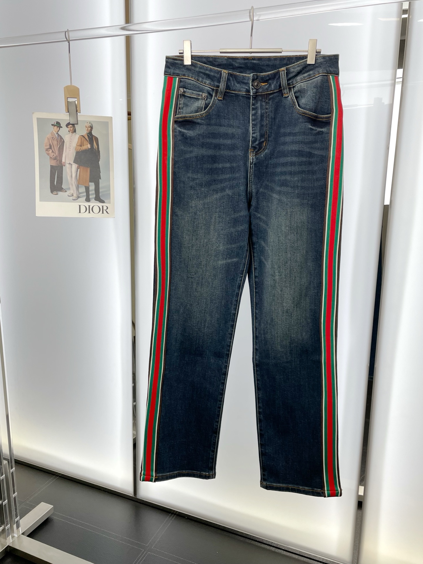 NO:598947,.Gucci Gucci’s new style is a must-have!  New high-end version of casual jeans!  Custom-made fabrics at the counter are highly breathable and comfortable, with impeccable details and brand element design concepts, reflecting high quality. It feels delicate and soft!  It presents a casual cut and the upper body shape is awesome!  Code number 29-36,,gucci,gucci,jeans,alexander wang19860909.Gucci古驰砸锅卖铁都要上的新款！新款休闲牛仔裤高端版本！专柜定制面料 透气舒适度高,细节无可挑剔,品牌元素设计理念,体现高品质.手感细腻柔软！呈现休闲裁剪,上身版型超赞！ 码数29-36,,gucci,gucci,jeans,alexander wang,Men's clothing