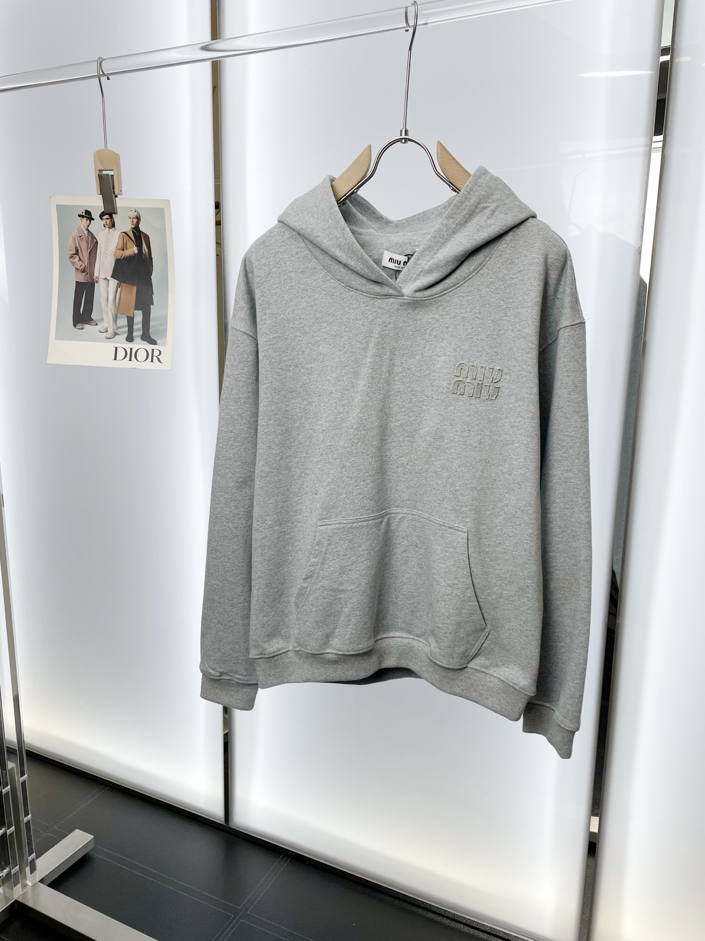 NO:598979,.Miumiu Miumiu is a new model that everyone will buy! The latest fashionable hooded sweatshirt. A coat with classic design and great looks. The quality is impeccable and you can buy it directly due to quality control. It is a high-end product that cannot be faulted! You can feel its powerful aura through the detailed pictures. It has a remarkable effect of gathering heat and keeping warm, so you don’t have to worry about getting a little chilly! Both fashionable and functional, the whole style looks more luxurious! Size S-XL,,miumiu,hoodie,sweatshirts,jackets & coats,hats,alexander wang19860909.Miumiu谬谬砸锅卖铁都要上的新款！最新时尚连帽卫衣 经典设计感与颜值爆棚的外套,品质更是无法挑剔品控可以直接入手,不容过错的高端臻品！通过细节图片便可感受到它强悍的气场,聚温保暖效果显著,完全不用担心会有一点寒意！时尚与功能性兼备,整款显得更加的奢华大气！ 尺码S-XL,,miumiu,hoodie,sweatshirts,jackets & coats,hats,alexander wang,Men's clothing