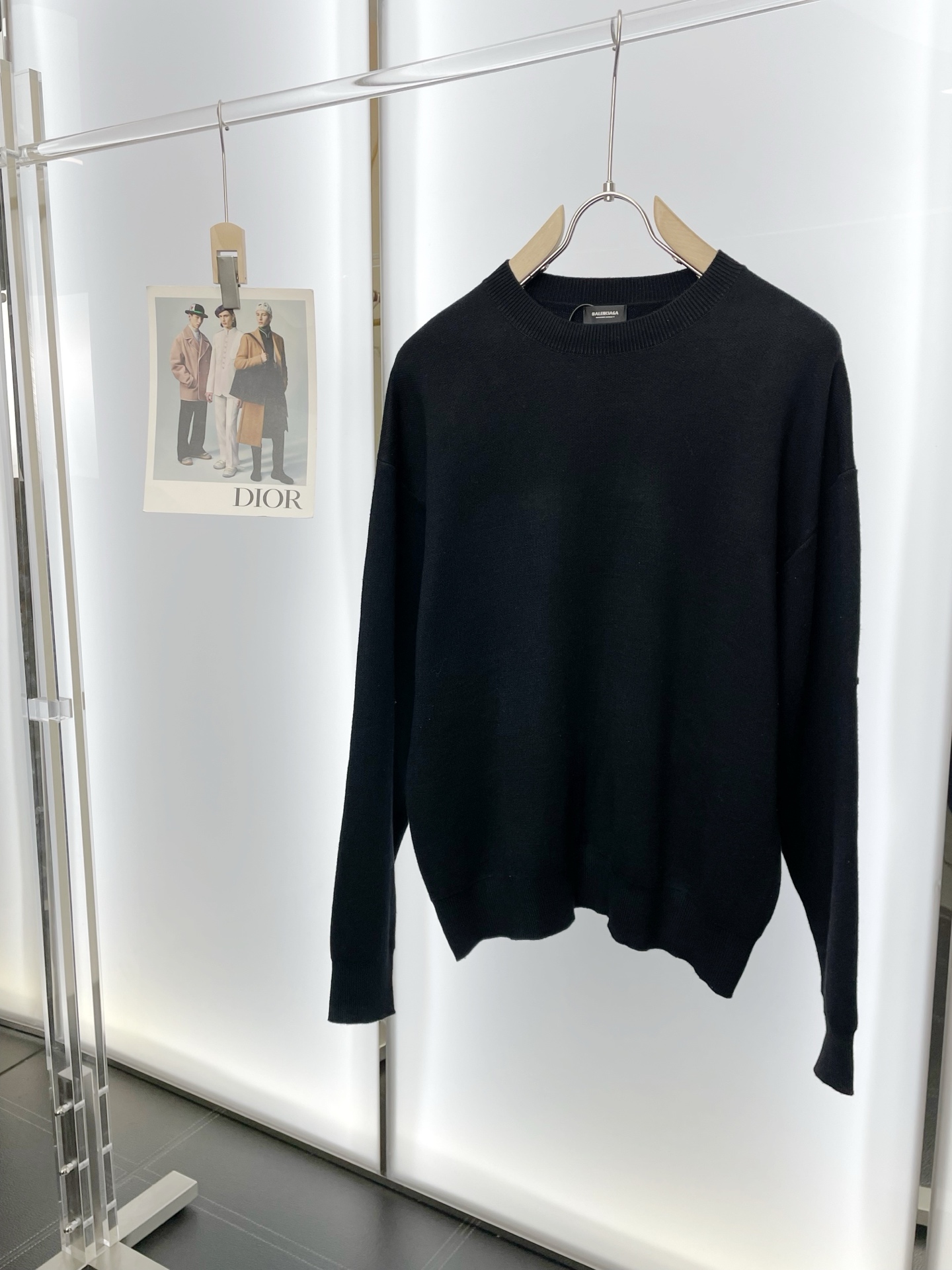 NO:598967,.Balenciaga’s new style is a must-have! The latest fashionable crew neck sweater, a jacket with classic design and great looks. The quality is impeccable and you can buy it directly due to quality control. It is a high-end product that cannot be faulted! You can feel its powerful aura through the detailed pictures. It has a remarkable effect of gathering heat and keeping warm, so you don’t have to worry about getting a little chilly! Both fashionable and functional, the whole style looks more luxurious! Size S-XL,,balenciaga,balenciaga,jackets & coats,sweaters,alexander wang19860909.Balenciaga巴黎世家砸锅卖铁都要上的新款！最新时尚圆领毛衣 经典设计感与颜值爆棚的外套,品质更是无法挑剔品控可以直接入手,不容过错的高端臻品！通过细节图片便可感受到它强悍的气场,聚温保暖效果显著,完全不用担心会有一点寒意！时尚与功能性兼备,整款显得更加的奢华大气！ 尺码S-XL,,balenciaga,balenciaga,jackets & coats,sweaters,alexander wang,Men's clothing