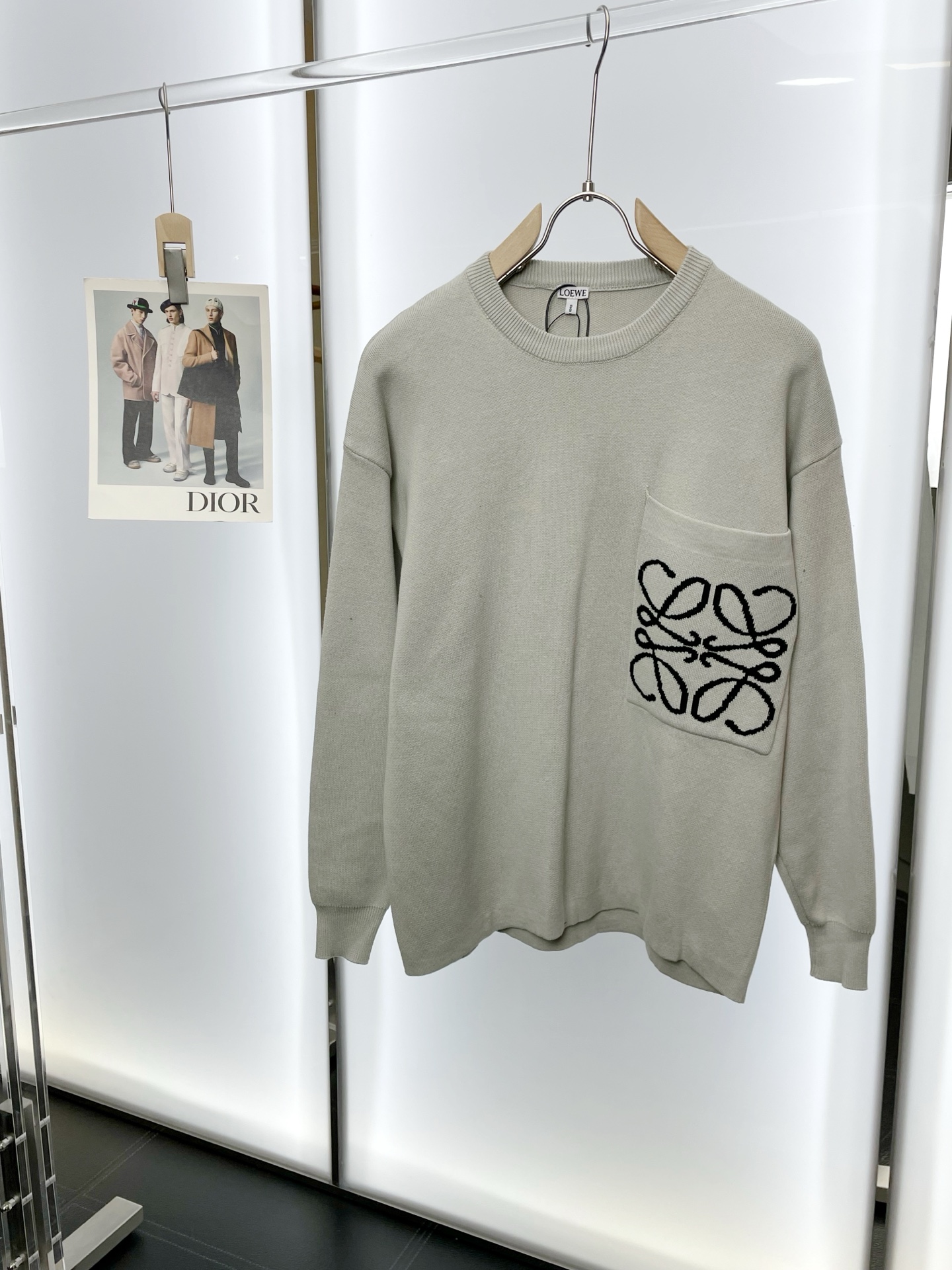 NO:598973,.LOEWE Luo Yiwei's new style is a must-have! The latest fashionable crew neck sweater, a jacket with classic design and great looks. The quality is impeccable and you can buy it directly due to quality control. It is a high-end product that cannot be faulted! You can feel its powerful aura through the detailed pictures. It has a remarkable effect of gathering heat and keeping warm, so you don’t have to worry about getting a little chilly! Both fashionable and functional, the whole style looks more luxurious! Size S-XL,,loewe,loewe,jackets & coats,sweaters,alexander wang19860909.LOEWE罗意威砸锅卖铁都要上的新款！最新时尚圆领毛衣 经典设计感与颜值爆棚的外套,品质更是无法挑剔品控可以直接入手,不容过错的高端臻品！通过细节图片便可感受到它强悍的气场,聚温保暖效果显著,完全不用担心会有一点寒意！时尚与功能性兼备,整款显得更加的奢华大气！ 尺码S-XL,,loewe,loewe,jackets & coats,sweaters,alexander wang,Men's clothing