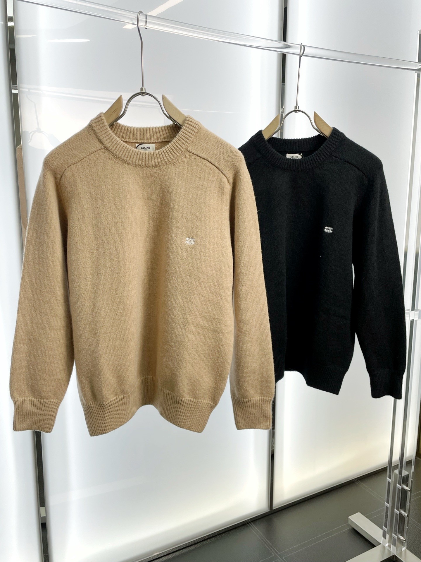 NO:598976,.CELINE’s new style is a must-have! The latest fashionable crew neck sweater, a jacket with classic design and great looks. The quality is impeccable and you can buy it directly due to quality control. It is a high-end product that cannot be faulted! You can feel its powerful aura through the detailed pictures. It has a remarkable effect of gathering heat and keeping warm, so you don’t have to worry about getting a little chilly! Both fashionable and functional, the whole style looks more luxurious! Size S-XL,,celine,celine,jackets & coats,sweaters,alexander wang19860909.CELINE赛琳砸锅卖铁都要上的新款！最新时尚圆领毛衣 经典设计感与颜值爆棚的外套,品质更是无法挑剔品控可以直接入手,不容过错的高端臻品！通过细节图片便可感受到它强悍的气场,聚温保暖效果显著,完全不用担心会有一点寒意！时尚与功能性兼备,整款显得更加的奢华大气！ 尺码S-XL,,celine,celine,jackets & coats,sweaters,alexander wang,Men's clothing