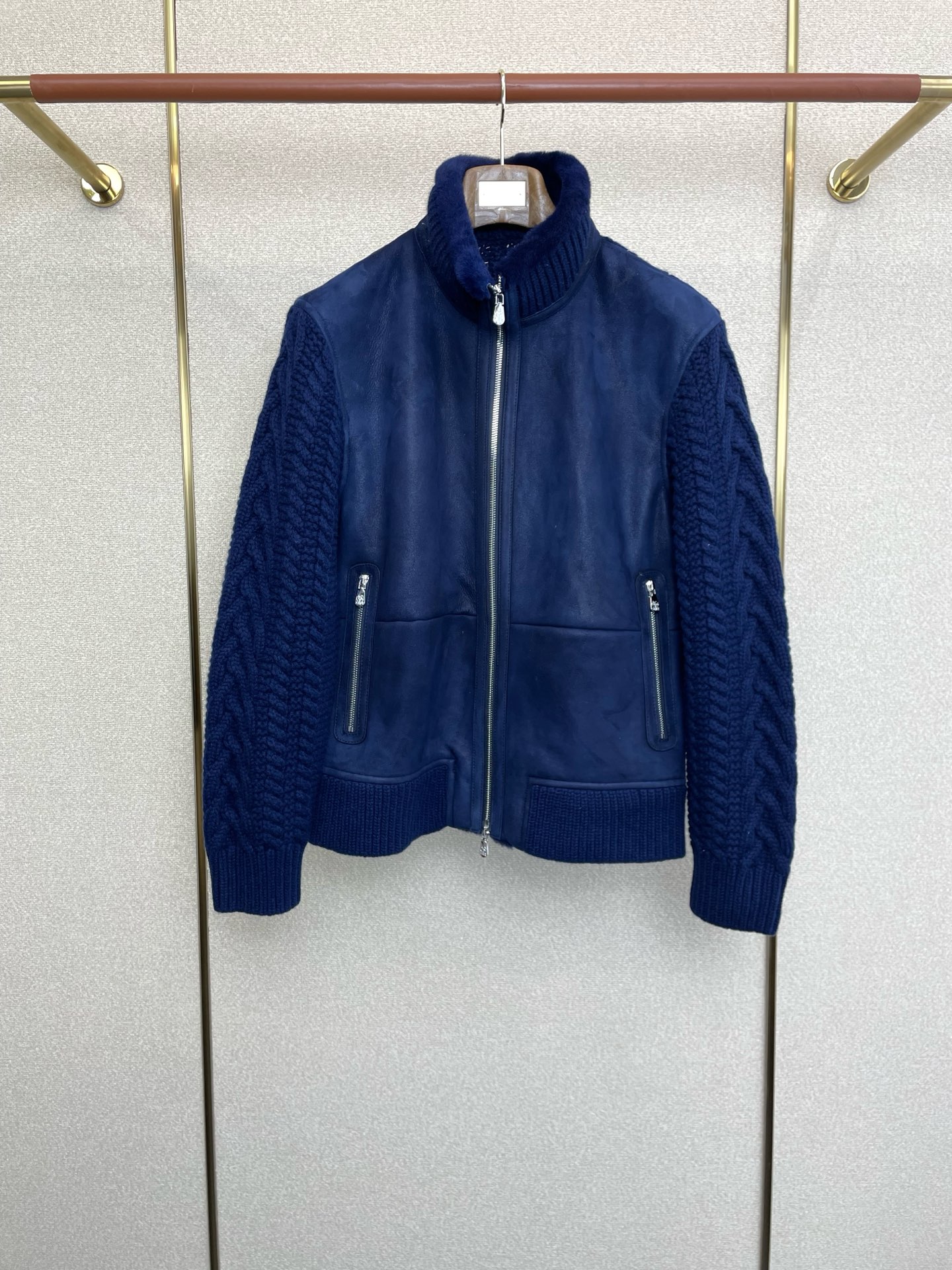 NO:598938,.Leather jacket-BC-Brunello Cucineli Brunello Cucineli’s new style is a must-have! The latest autumn and winter leather jackets, classic knitted suede leather jackets, imported leather and imported fabrics. The quality is impeccable and the quality control can be purchased directly. It is a high-end product that cannot be faulted! You can feel its powerful aura through the detailed pictures. It has a remarkable effect of gathering heat and keeping warm, so you don’t have to worry about getting a little chilly! Both fashionable and functional, the whole style looks more luxurious! Size M-3XL,, brunello cucinelli,jackets & coats,jackets & coats,leather jacket,chamois leather,alexander wang19860909.皮衣-BC-Brunello Cucineli 布鲁内洛 库奇内利砸锅卖铁都要上的新款！最新秋冬皮夹克外套 经典针织拼接麂皮皮衣 进口皮进口面料 品质更是无法挑剔品控可以直接入手,不容过错的高端臻品！通过细节图片便可感受到它强悍的气场,聚温保暖效果显著,完全不用担心会有一点寒意！时尚与功能性兼备,整款显得更加的奢华大气！ 尺码M-3XL,,brunello cucinelli,jackets & coats,jackets & coats,leather jacket,chamois leather,alexander wang,Men's clothing