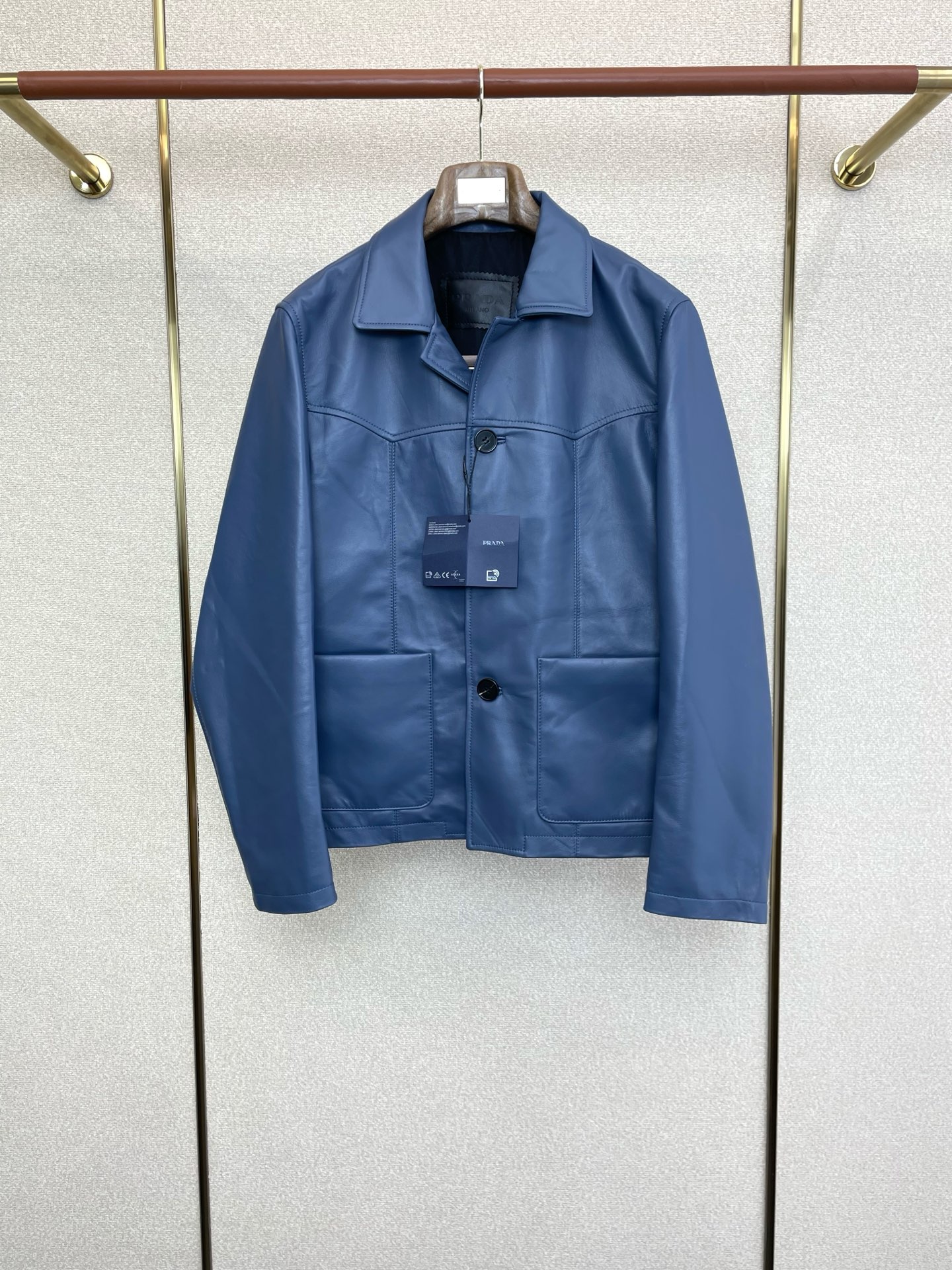 NO:598934,.Leather jacket - Prada’s new style that everyone wants to buy! The latest autumn and winter leather jackets, lapel single-breasted leather jackets, imported leather and imported fabrics. The quality is impeccable and the quality control can be purchased directly. High-end products that cannot be faulted! You can feel its powerful aura through the detailed pictures. It has a remarkable effect of gathering heat and keeping warm, so you don’t have to worry about getting a little chilly! Both fashionable and functional, the whole style looks more luxurious! Size M-3XL,,prada,prada,jackets & coats,jackets & coats,leather jacket,alexander wang19860909.皮衣- Prada普拉达砸锅卖铁都要上的新款！最新秋冬皮夹克外套 翻领单排扣皮衣 进口皮进口面料 品质更是无法挑剔品控可以直接入手,不容过错的高端臻品！通过细节图片便可感受到它强悍的气场,聚温保暖效果显著,完全不用担心会有一点寒意！时尚与功能性兼备,整款显得更加的奢华大气！ 尺码M-3XL,,prada,prada,jackets & coats,jackets & coats,leather jacket,alexander wang,Men's clothing