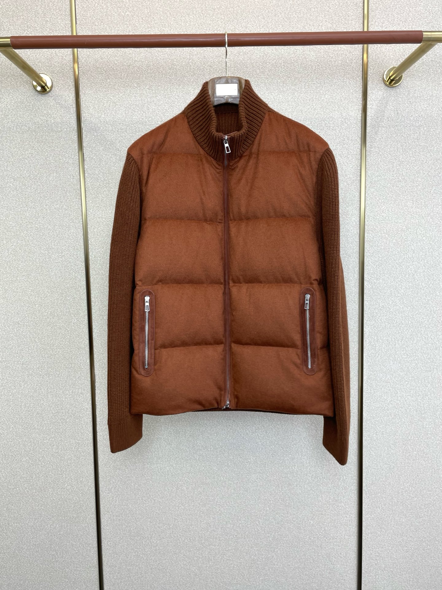 NO:598937,.Leather jacket-ZEGNA Zegna's new style that everyone will buy! The latest autumn and winter leather jackets, classic down jackets and leather jackets, imported leather and imported fabrics. The quality is impeccable and the quality control can be purchased directly. High-end products that cannot be faulted! You can feel its powerful aura through the detailed pictures. It has a remarkable effect of gathering heat and keeping warm, so you don’t have to worry about getting a little chilly! Both fashionable and functional, the whole style looks more luxurious! Size M-3XL,,zegna,jackets & coats,jackets & coats,leather jacket,down jacket,alexander wang19860909.皮衣-ZEGNA杰尼亚砸锅卖铁都要上的新款！最新秋冬皮夹克外套 经典羽绒服皮衣 进口皮进口面料 品质更是无法挑剔品控可以直接入手,不容过错的高端臻品！通过细节图片便可感受到它强悍的气场,聚温保暖效果显著,完全不用担心会有一点寒意！时尚与功能性兼备,整款显得更加的奢华大气！ 尺码M-3XL,,zegna,jackets & coats,jackets & coats,leather jacket,down jacket,alexander wang,Men's clothing